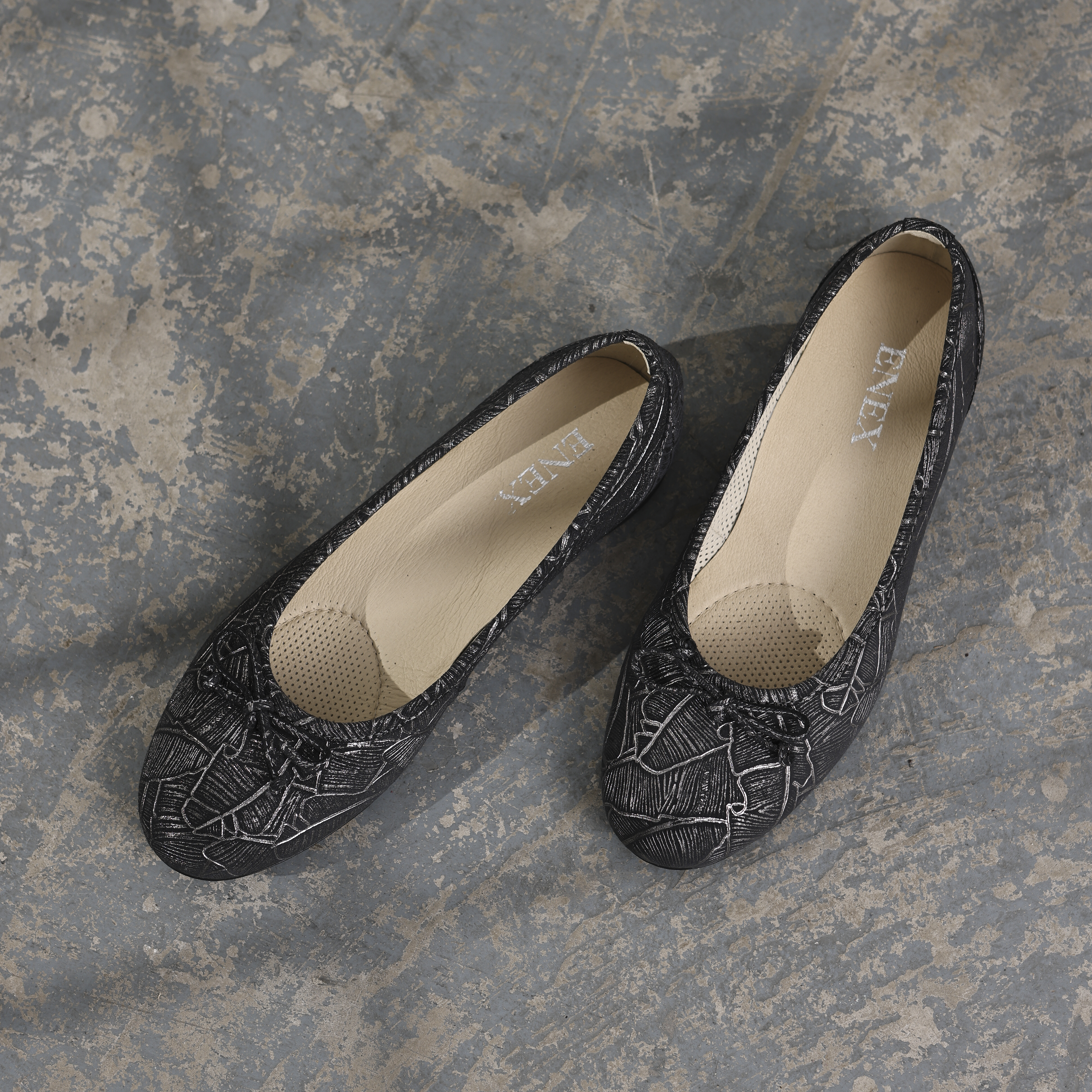 Efektne baletanke od print crne kože