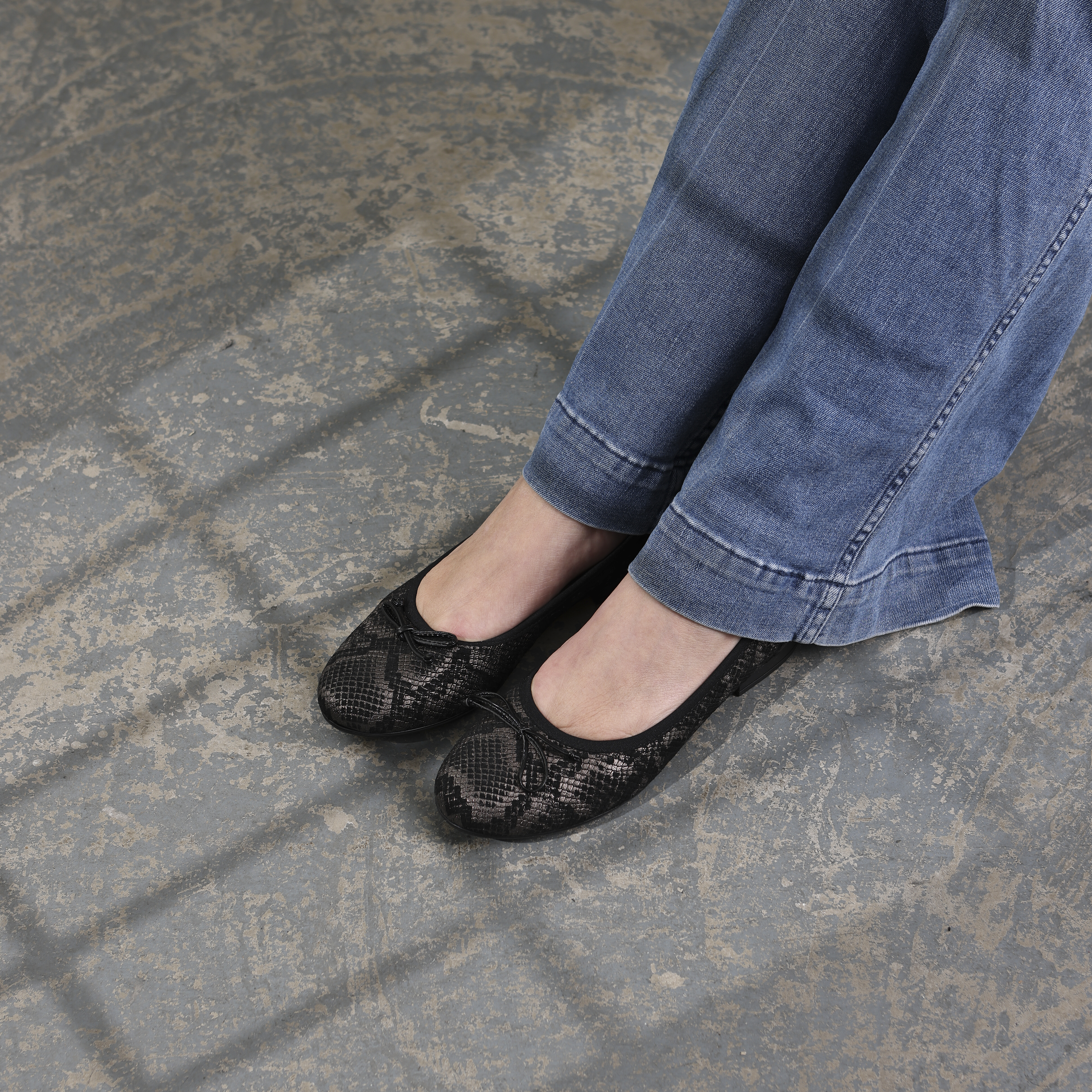 Kožne baletanke sa zmijskim print efektom