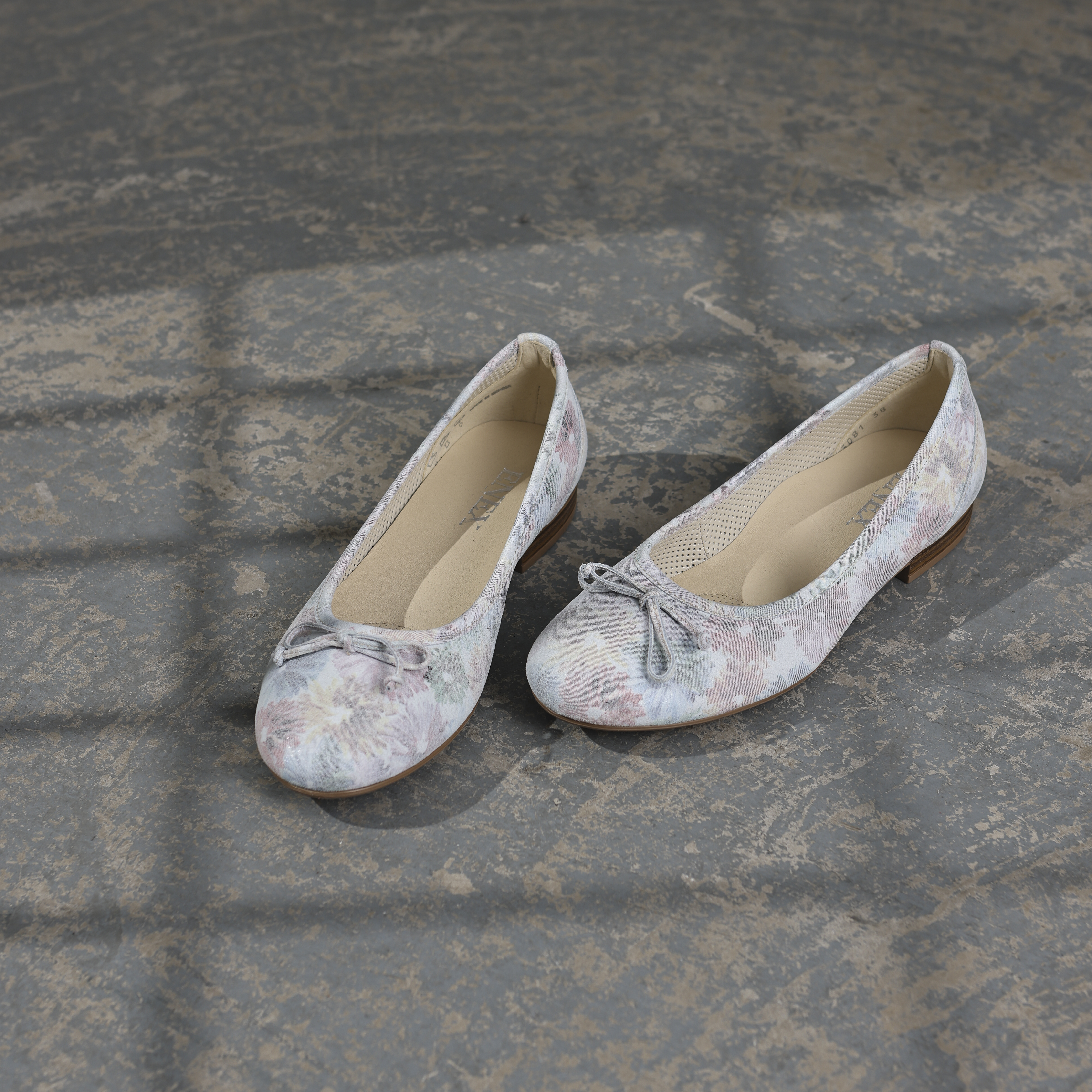 Elegantne baletanke sa nežnim cvetnim dezenom