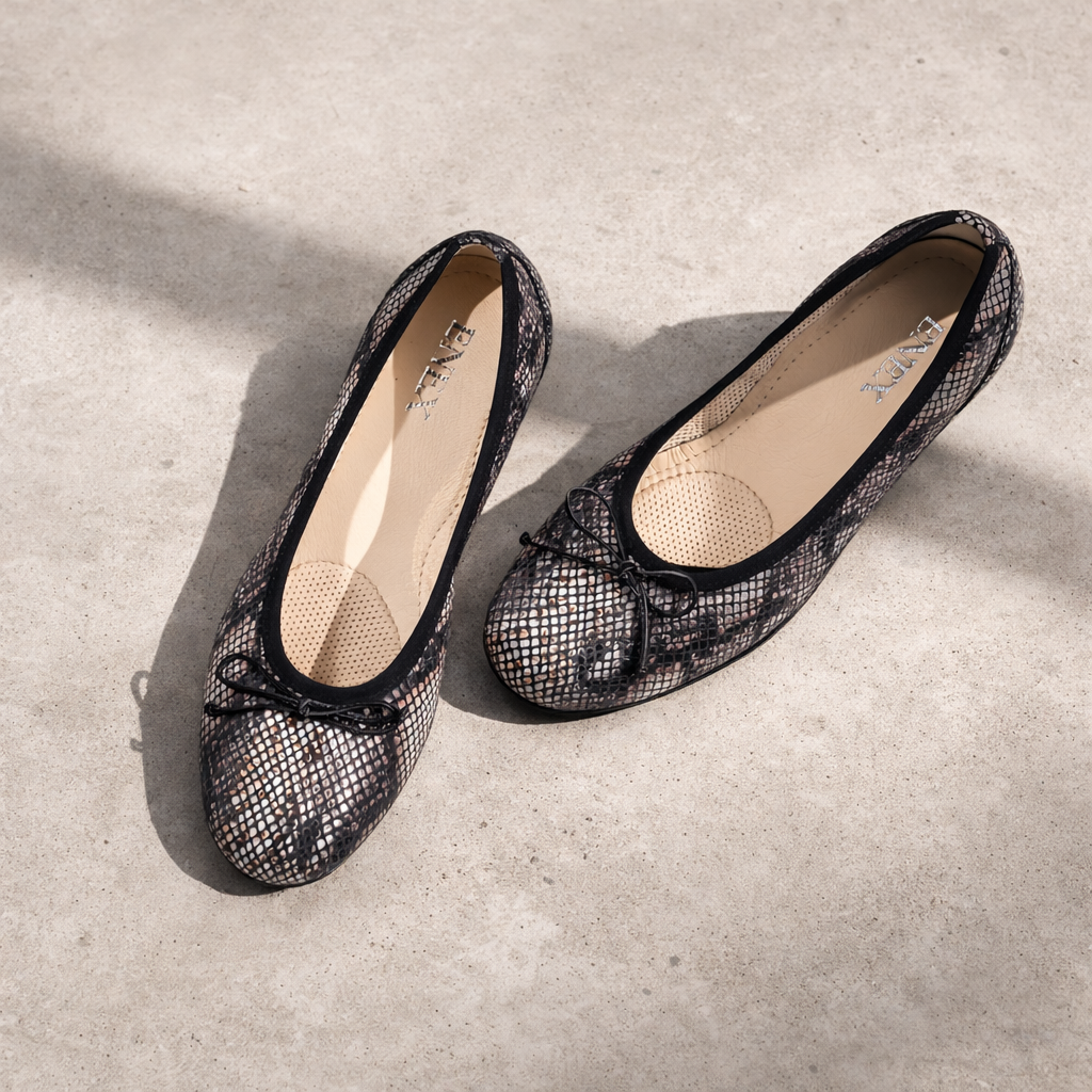 Elegantna ženska baletanka u print koži