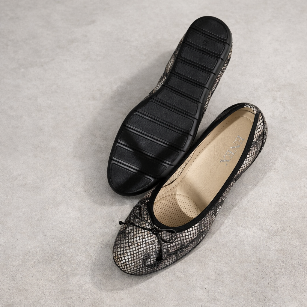 Elegantna ženska baletanka u print koži