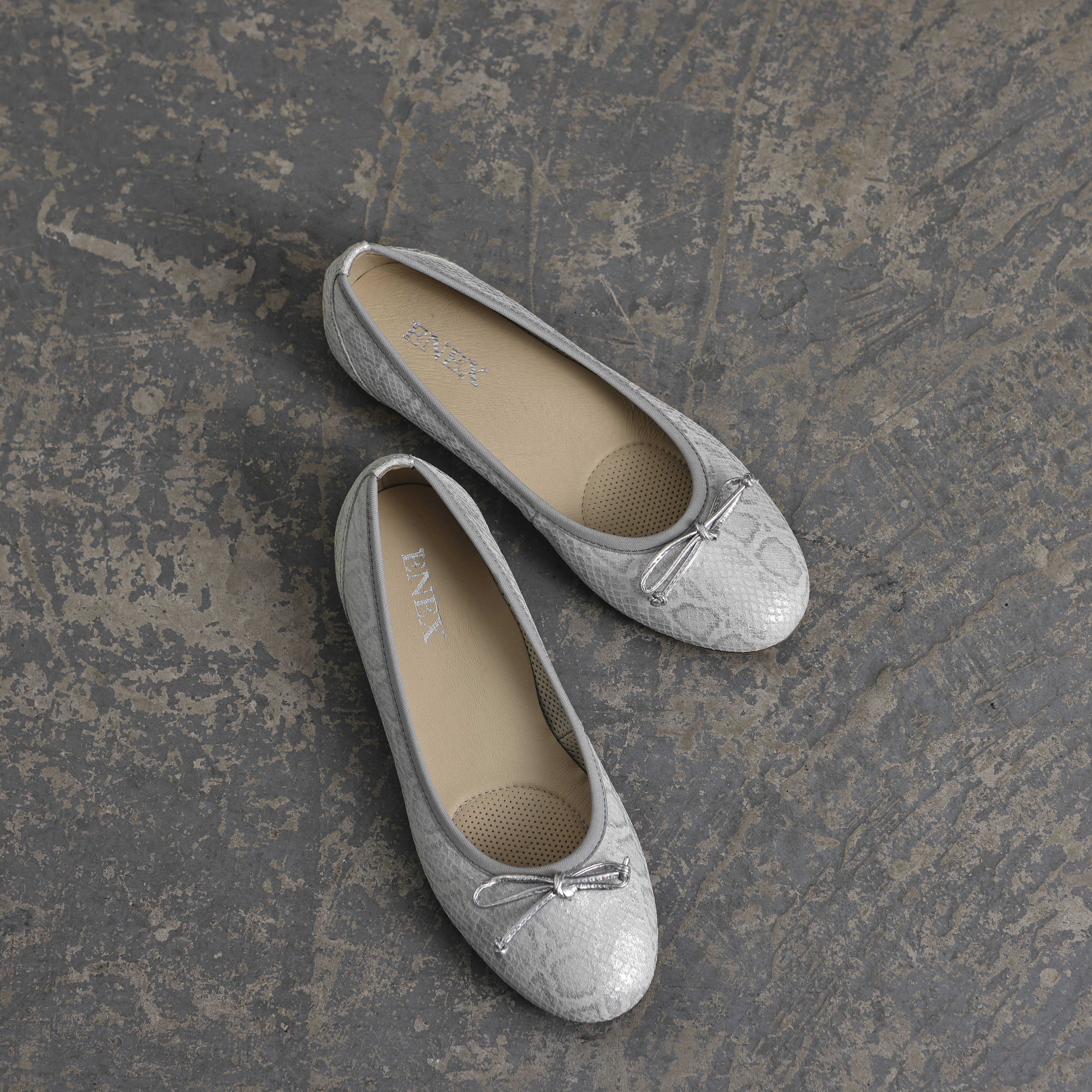 Elegantne baletanke u srebrnoj print koži