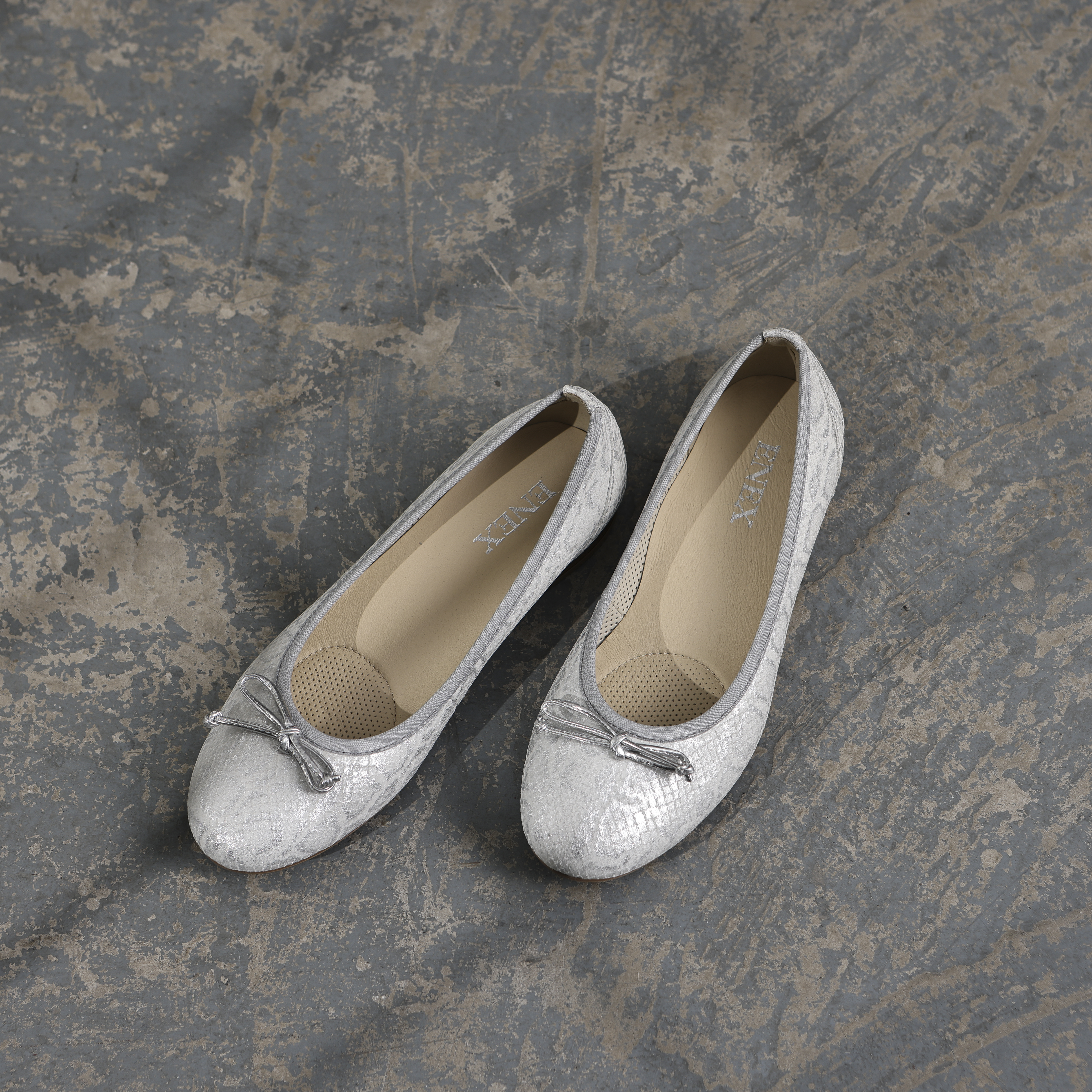 Elegantne baletanke u srebrnoj print koži