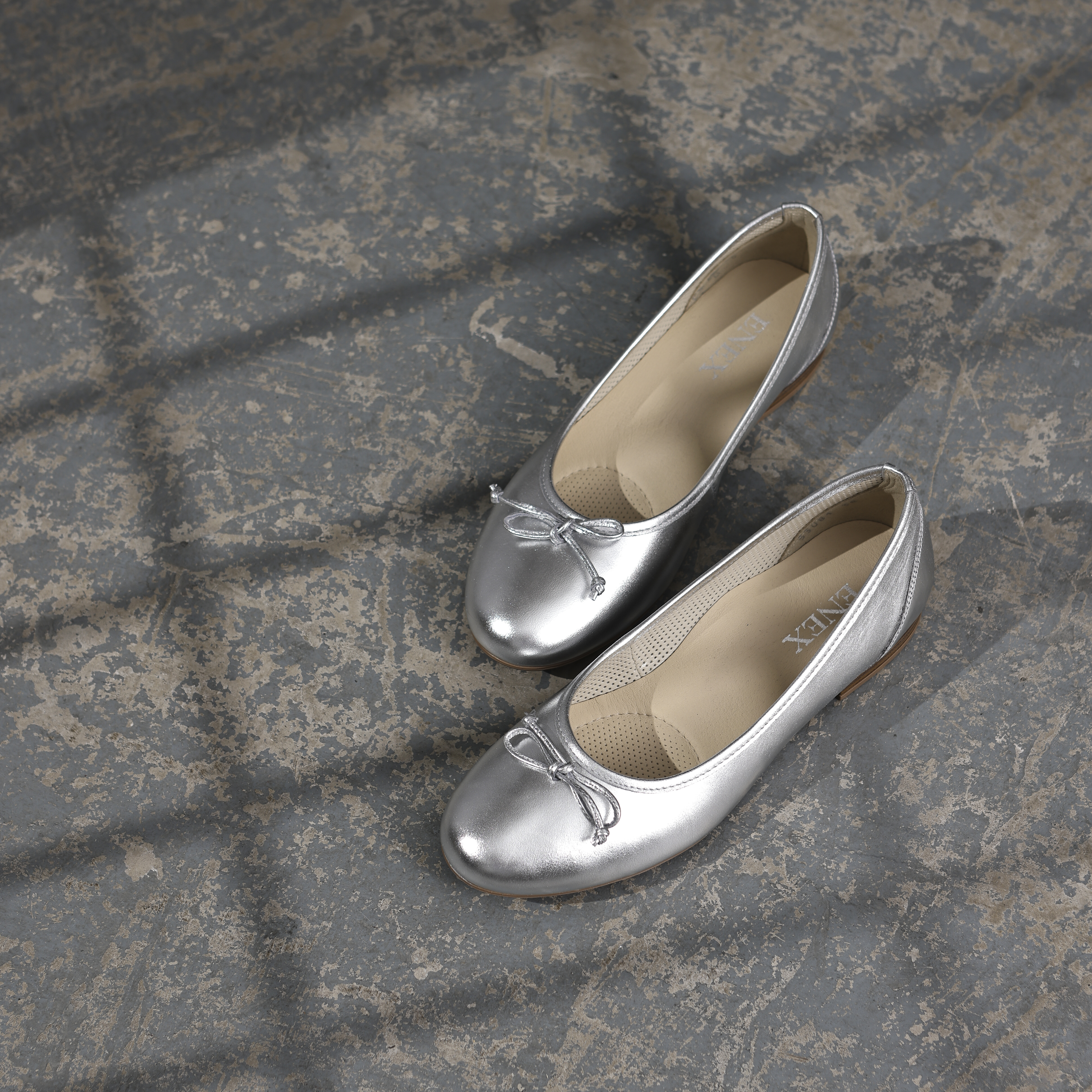 Mekana ženska baletanka urađena od srebrne kože