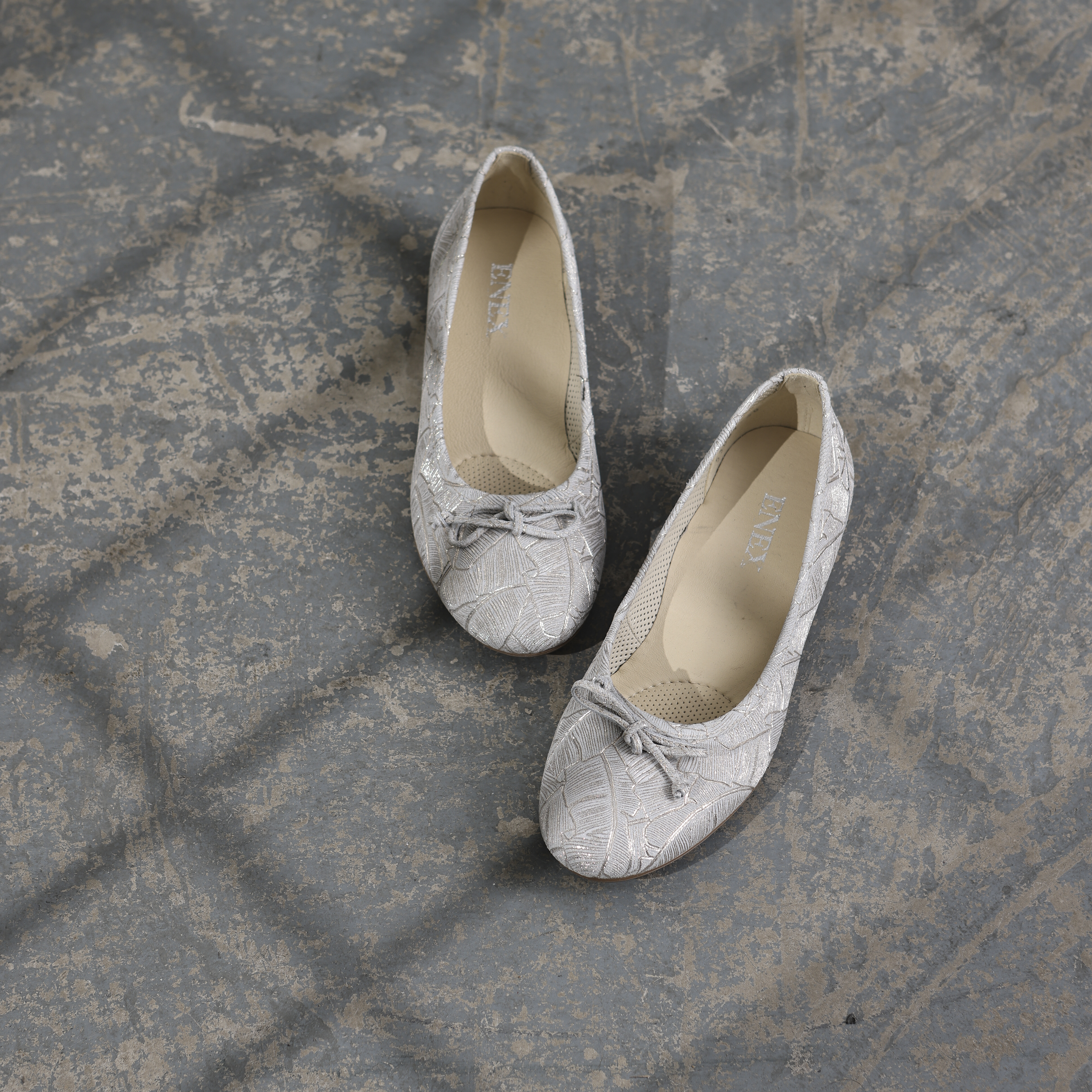 Elegantna ženska baletanka u srebrnoj print koži