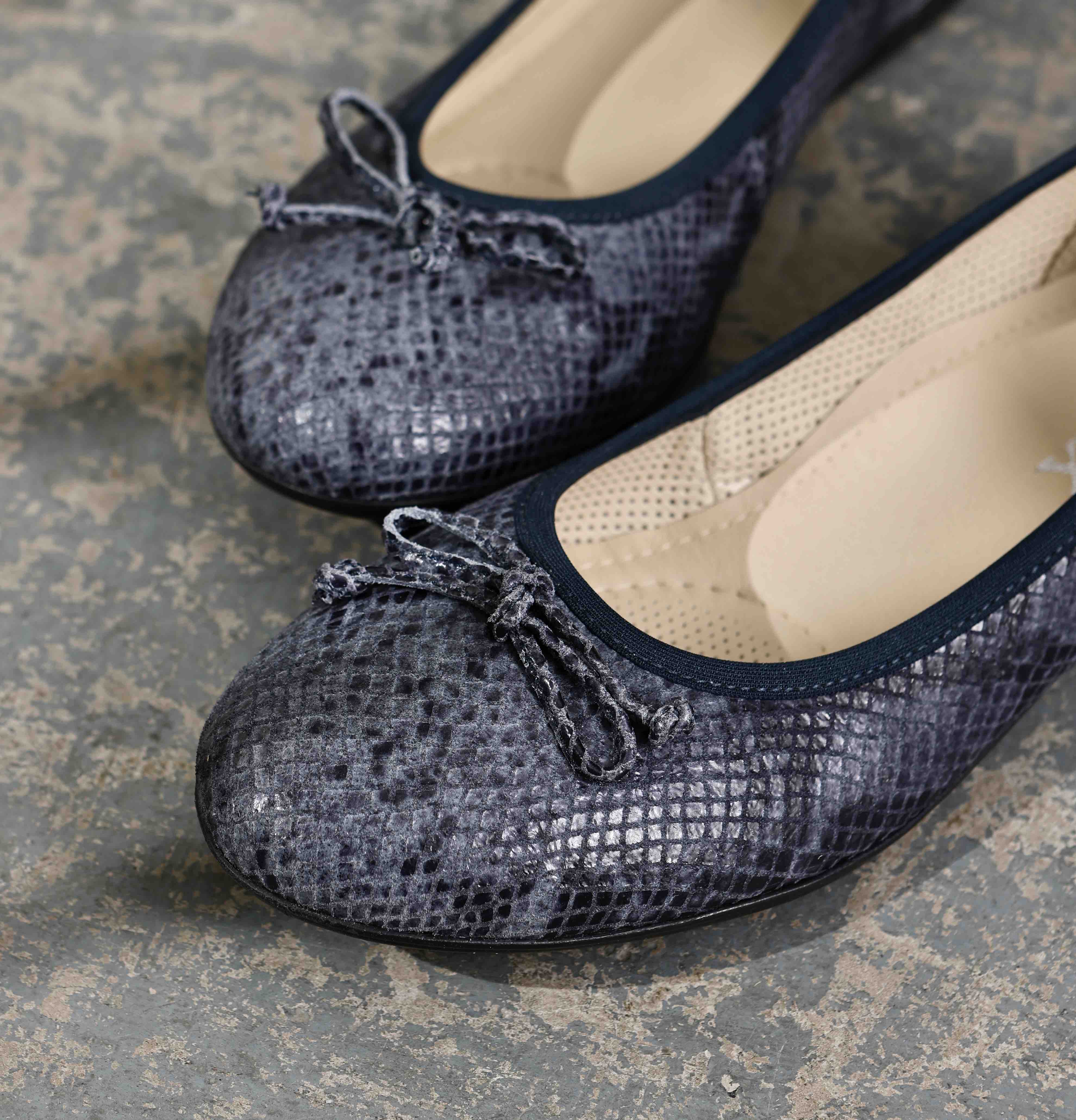 Elegantne baletanke u teget boji 