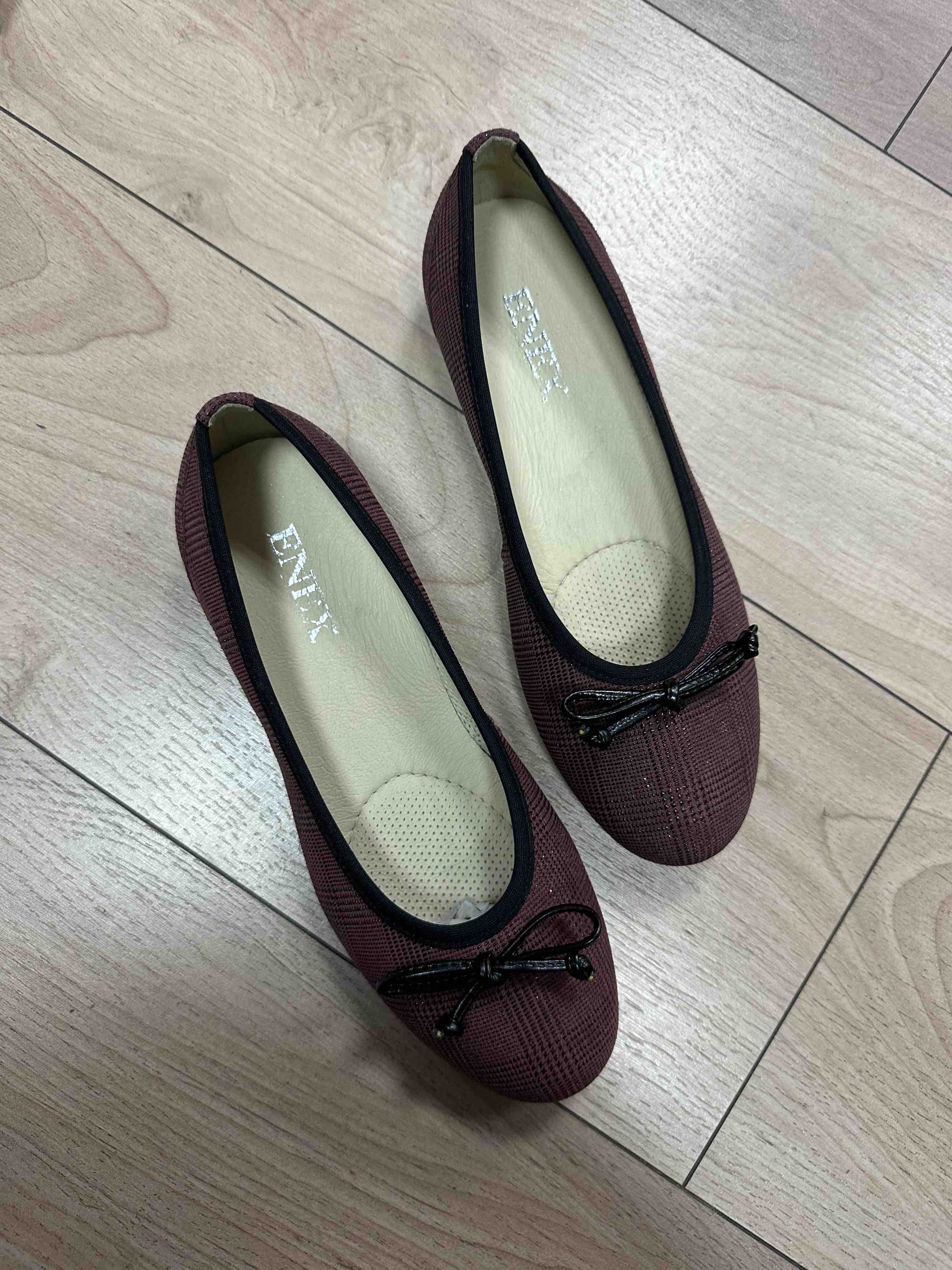 ELEGANTNA ŽENSKA BALETANKA OD MEKANE BORDO KOŽE