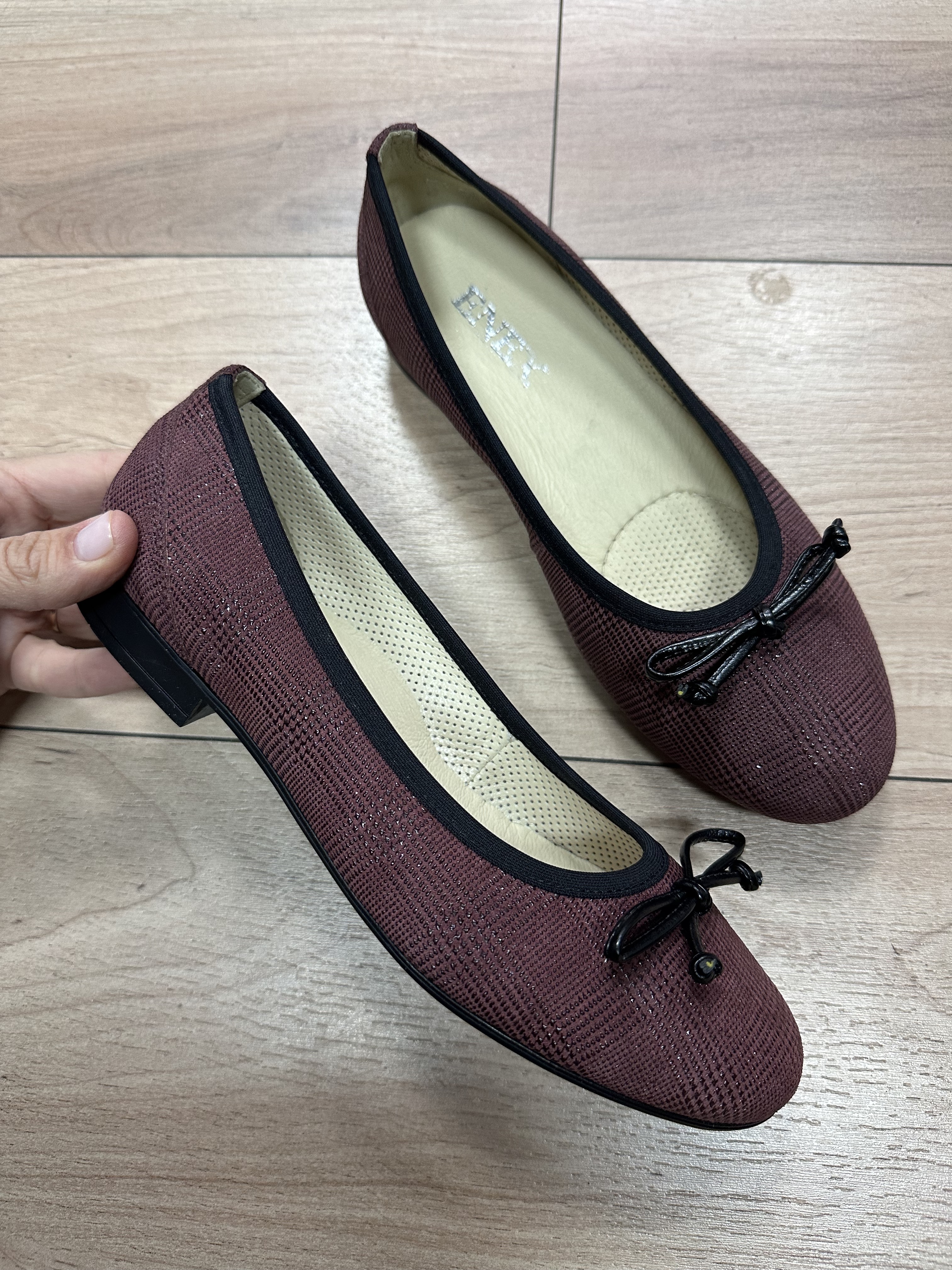 ELEGANTNA ŽENSKA BALETANKA OD MEKANE BORDO KOŽE