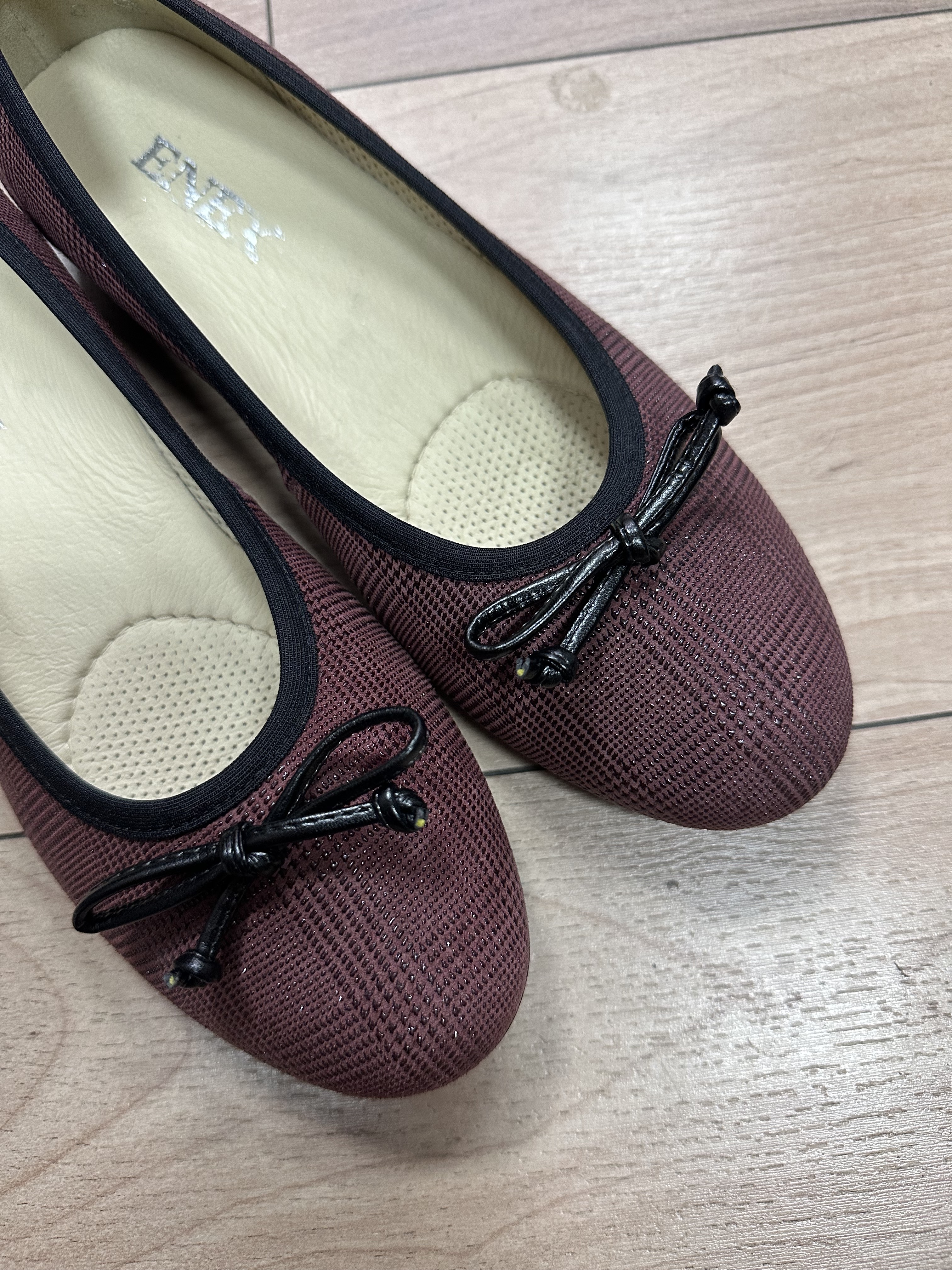 ELEGANTNA ŽENSKA BALETANKA OD MEKANE BORDO KOŽE