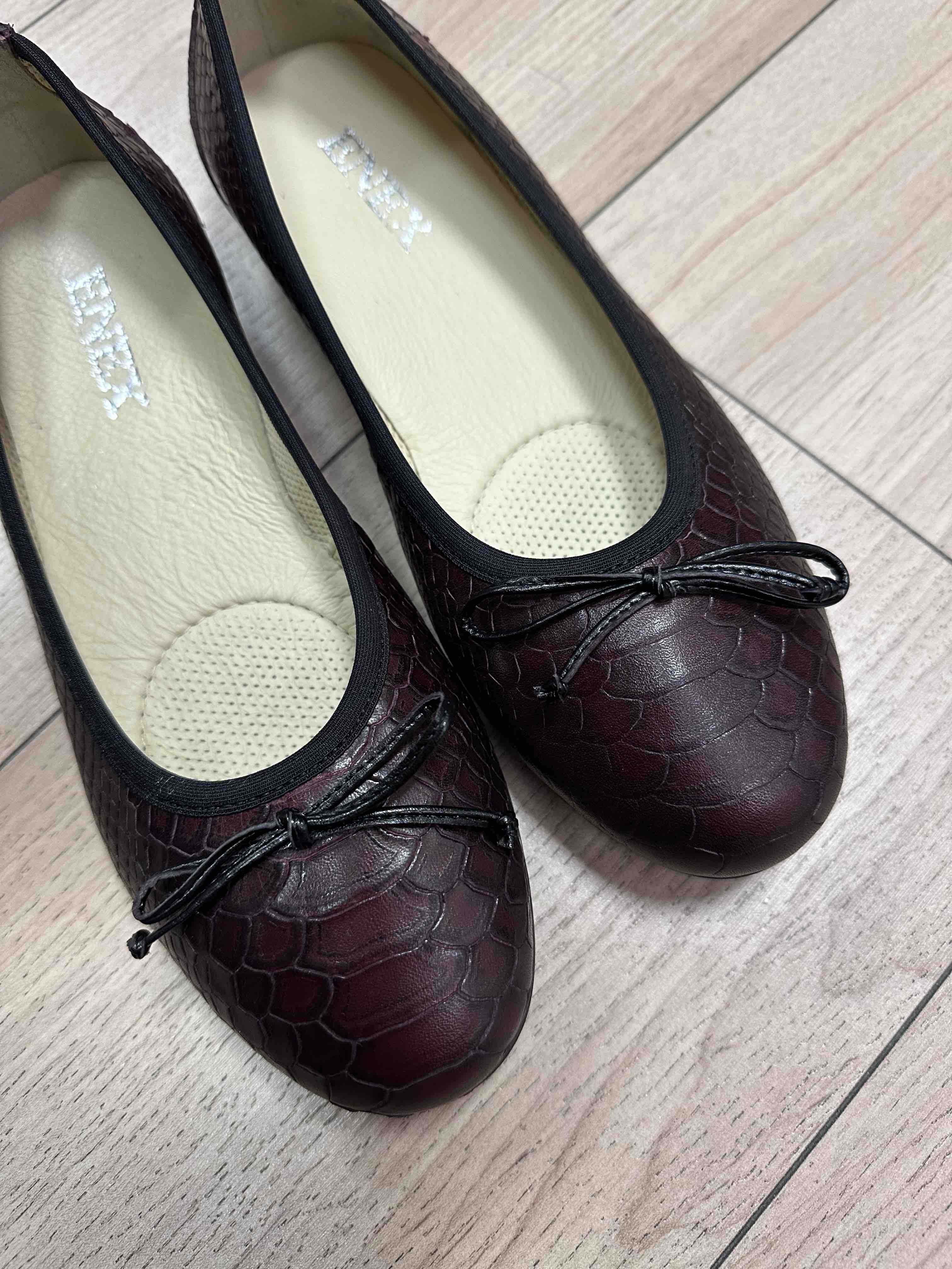 ELEGANTNA ŽENSKA BALETANKA OD MEKANE BORDO KROKO KOŽE