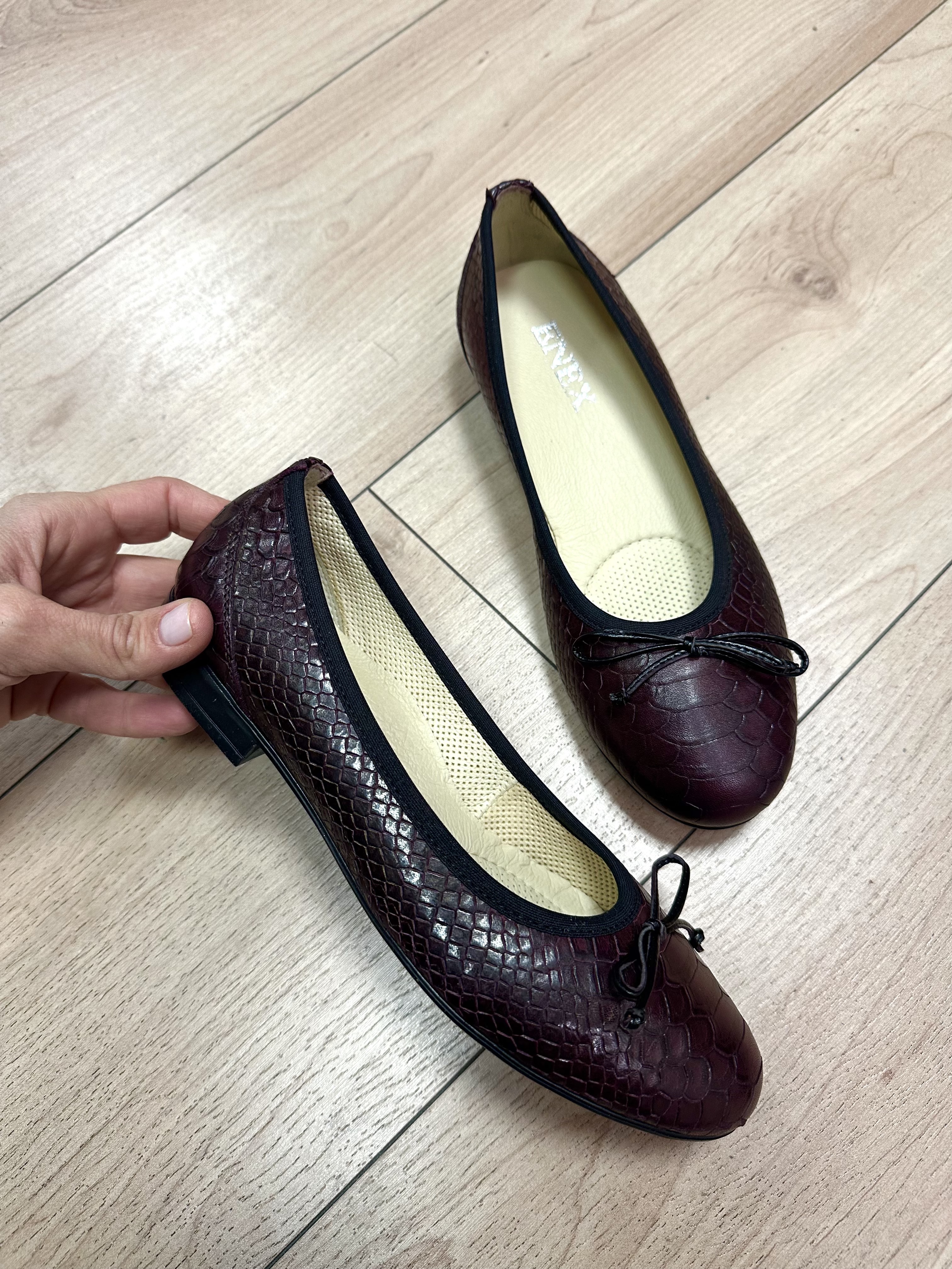 ELEGANTNA ŽENSKA BALETANKA OD MEKANE BORDO KROKO KOŽE