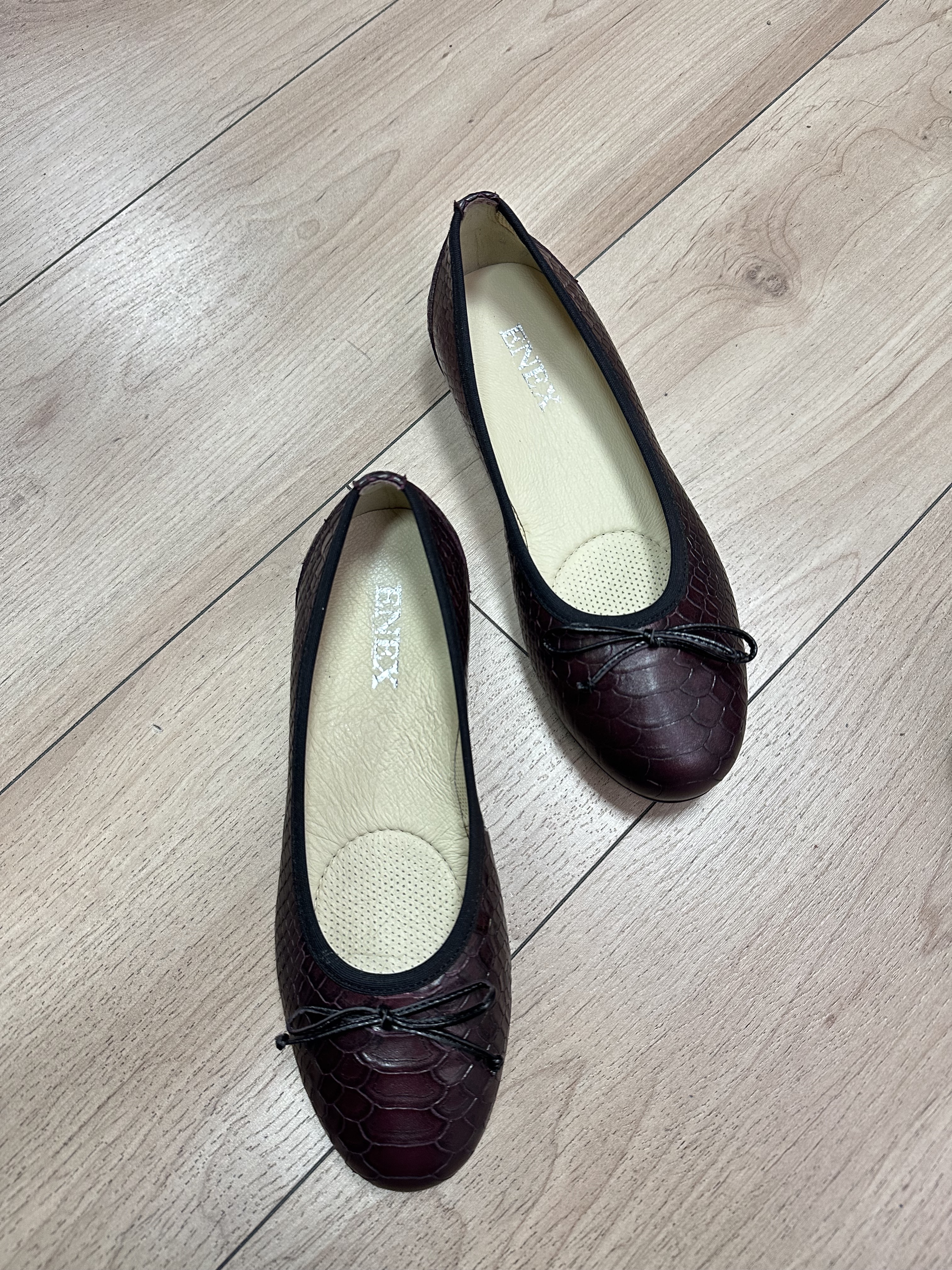 ELEGANTNA ŽENSKA BALETANKA OD MEKANE BORDO KROKO KOŽE