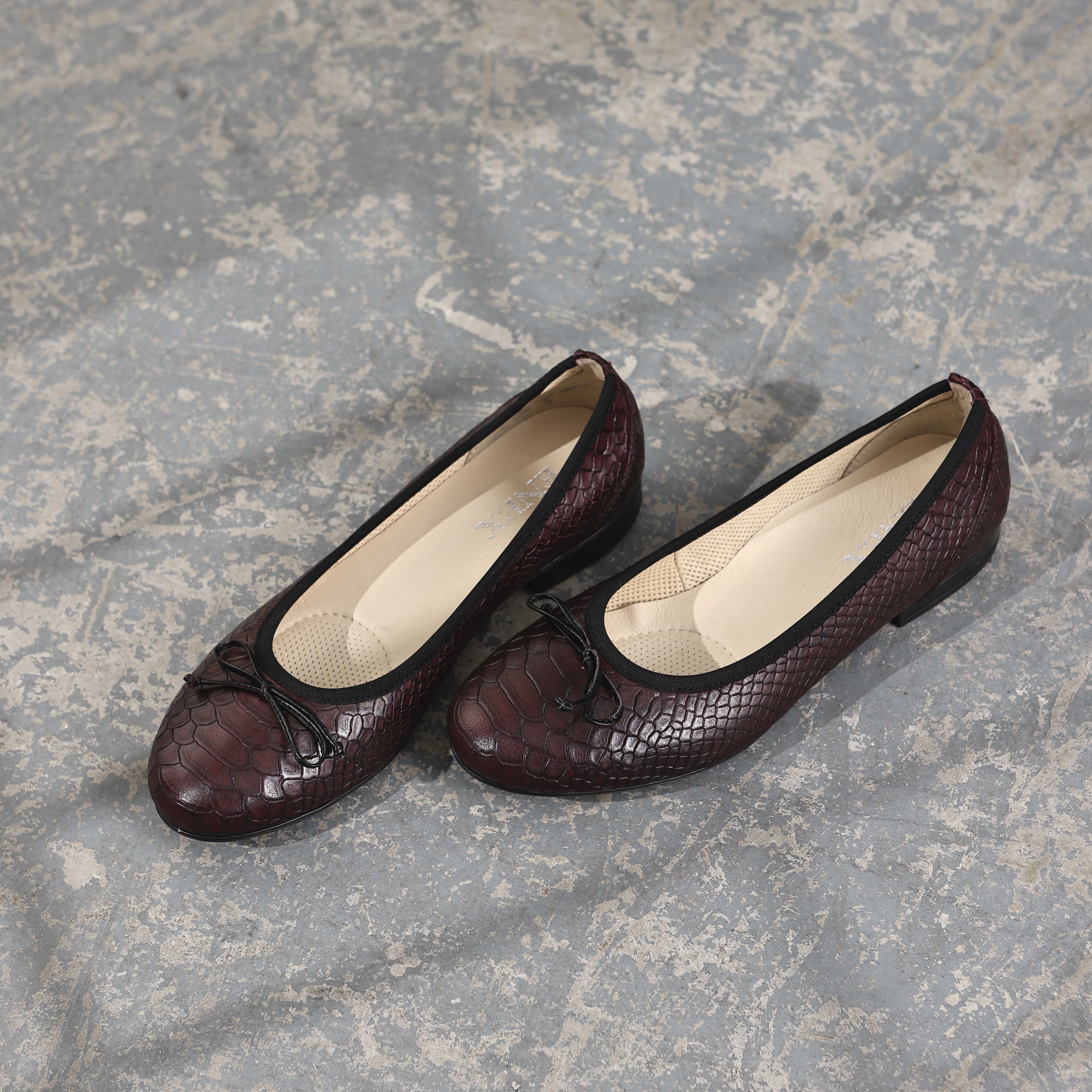 ELEGANTNA ŽENSKA BALETANKA OD MEKANE BORDO KROKO KOŽE