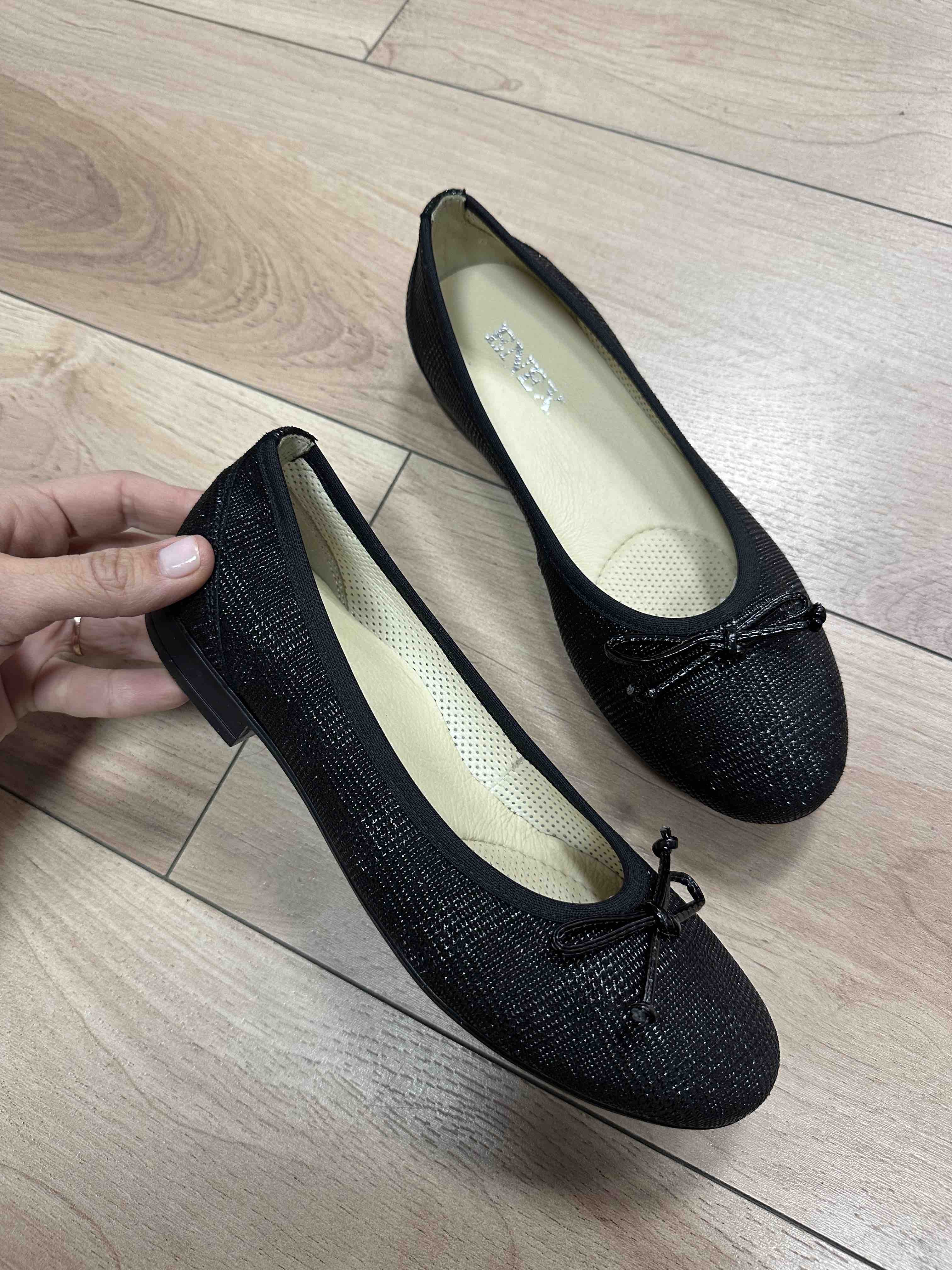 ELEGANTNA ŽENSKA BALETANKA OD MEKANE CRNE KOŽE