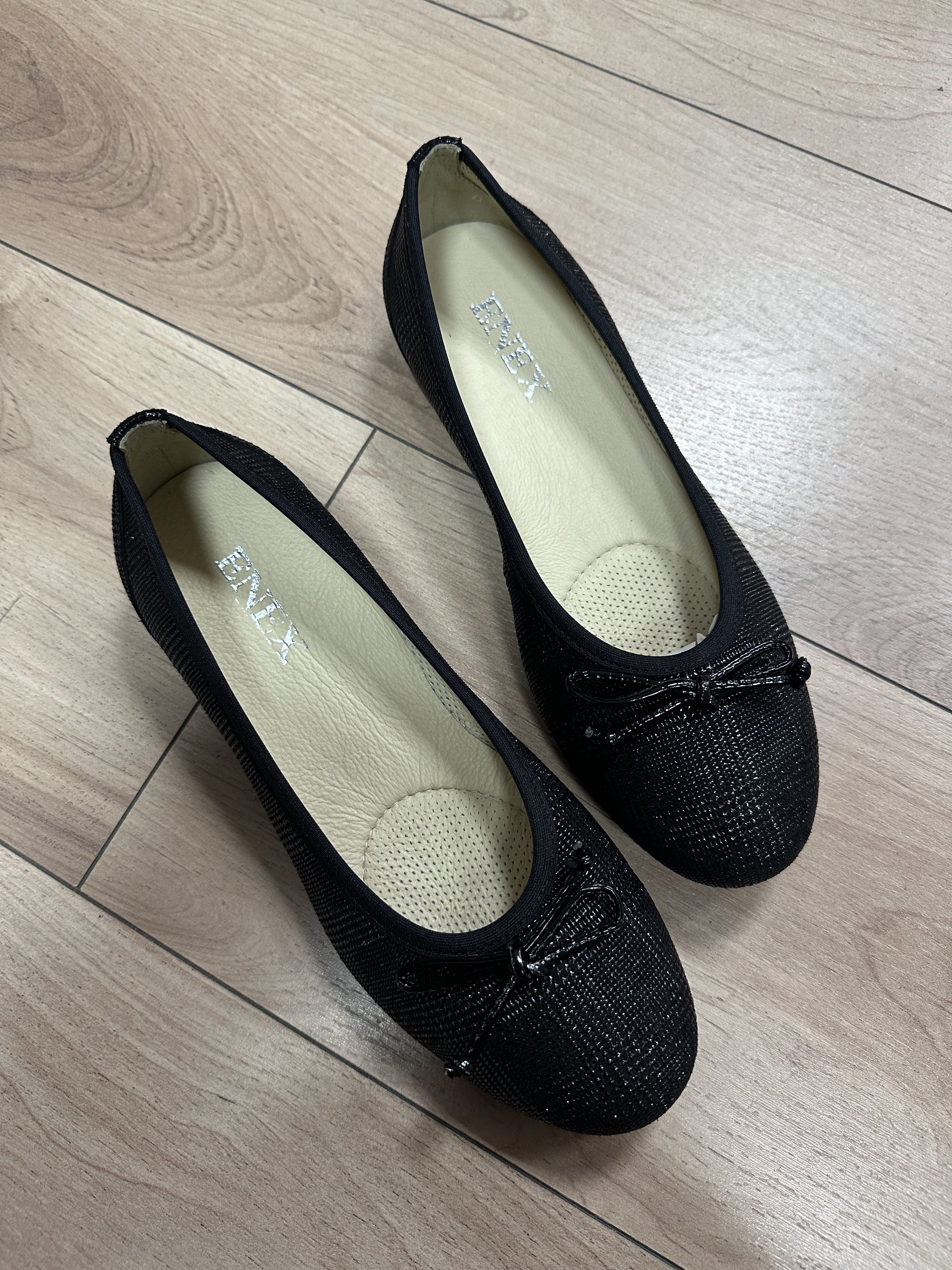 ELEGANTNA ŽENSKA BALETANKA OD MEKANE CRNE KOŽE