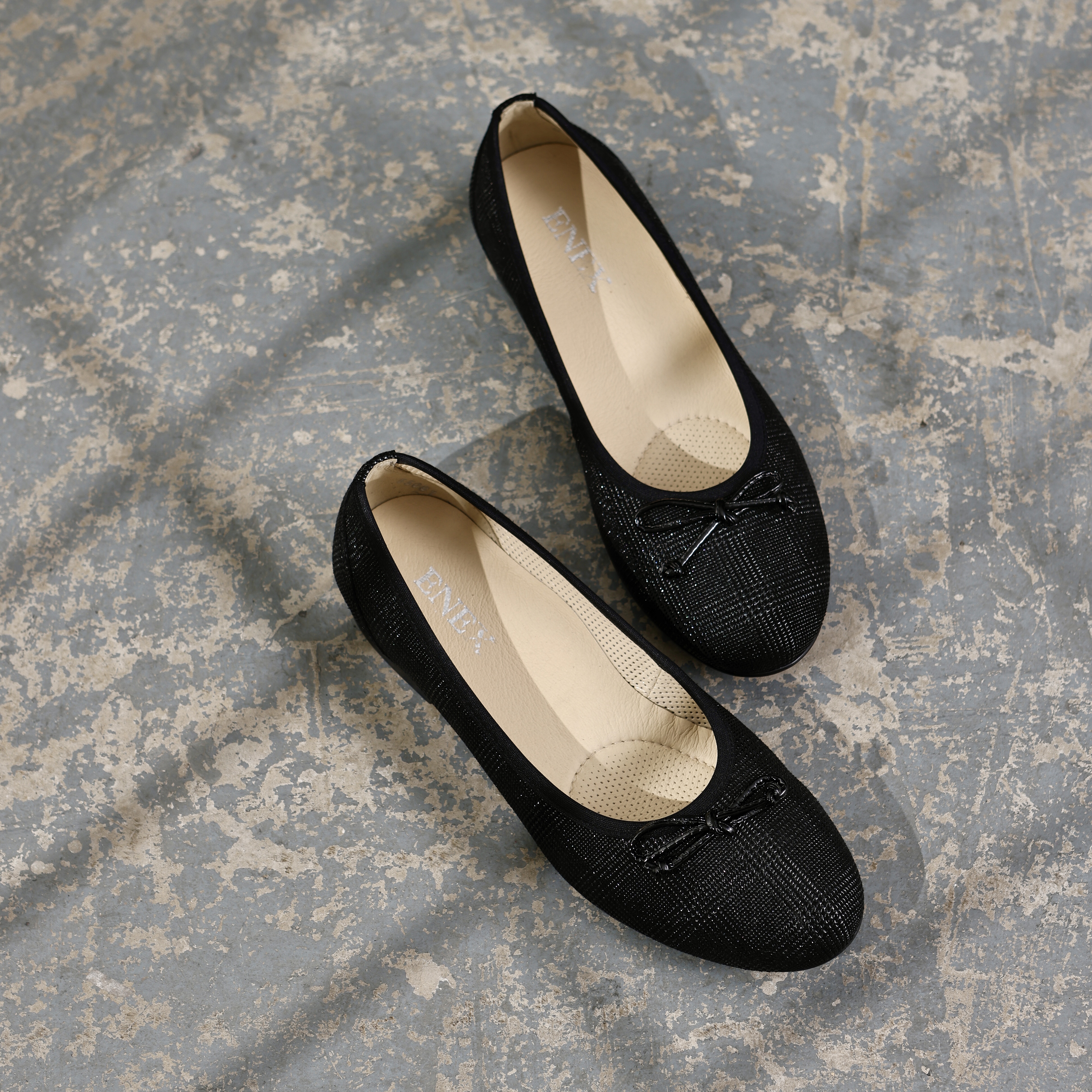 ELEGANTNA ŽENSKA BALETANKA OD MEKANE CRNE KOŽE