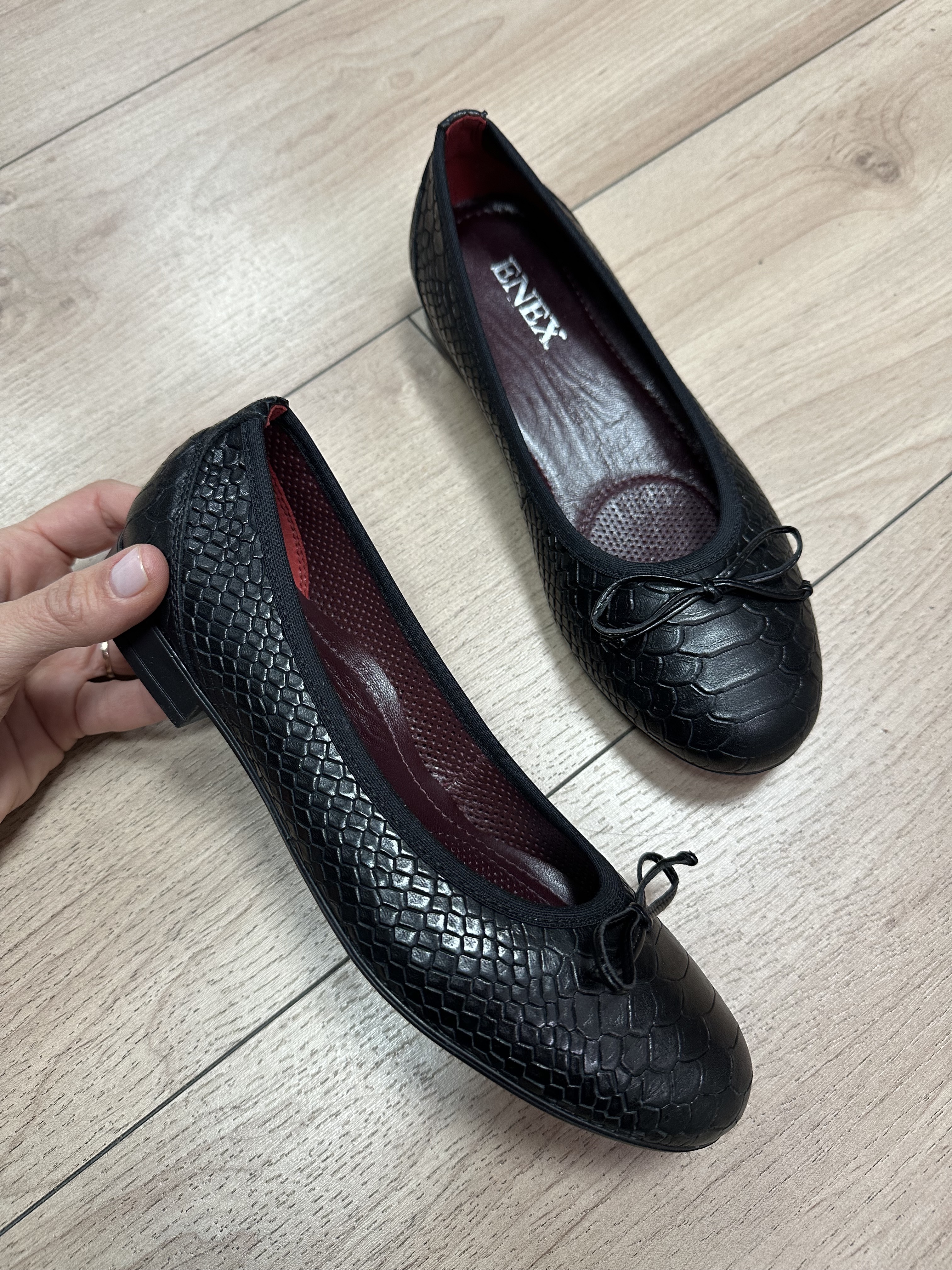 ELEGANTNA ŽENSKA BALETANKA OD MEKANE CRNE KROKO KOŽE