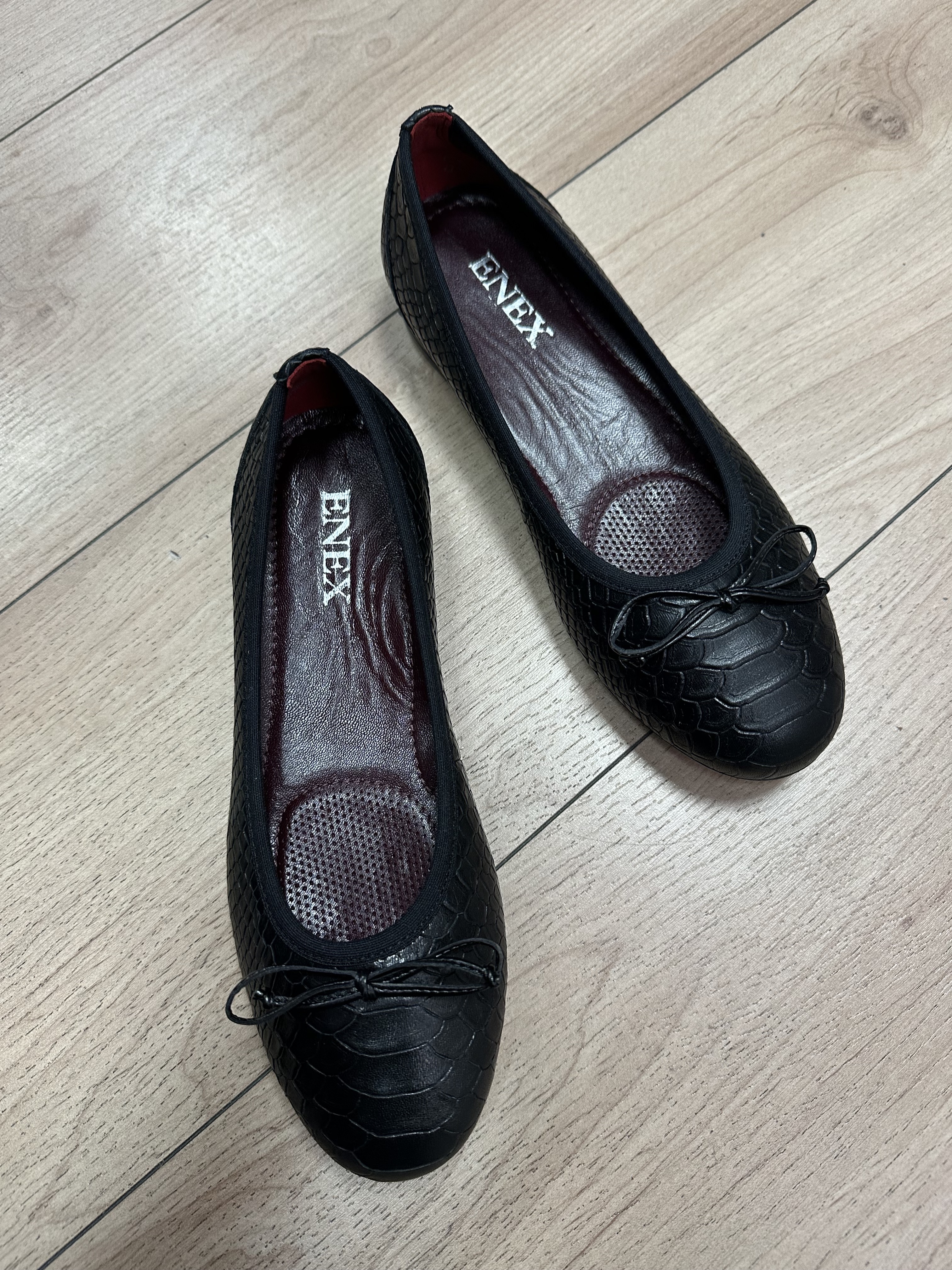 ELEGANTNA ŽENSKA BALETANKA OD MEKANE CRNE KROKO KOŽE