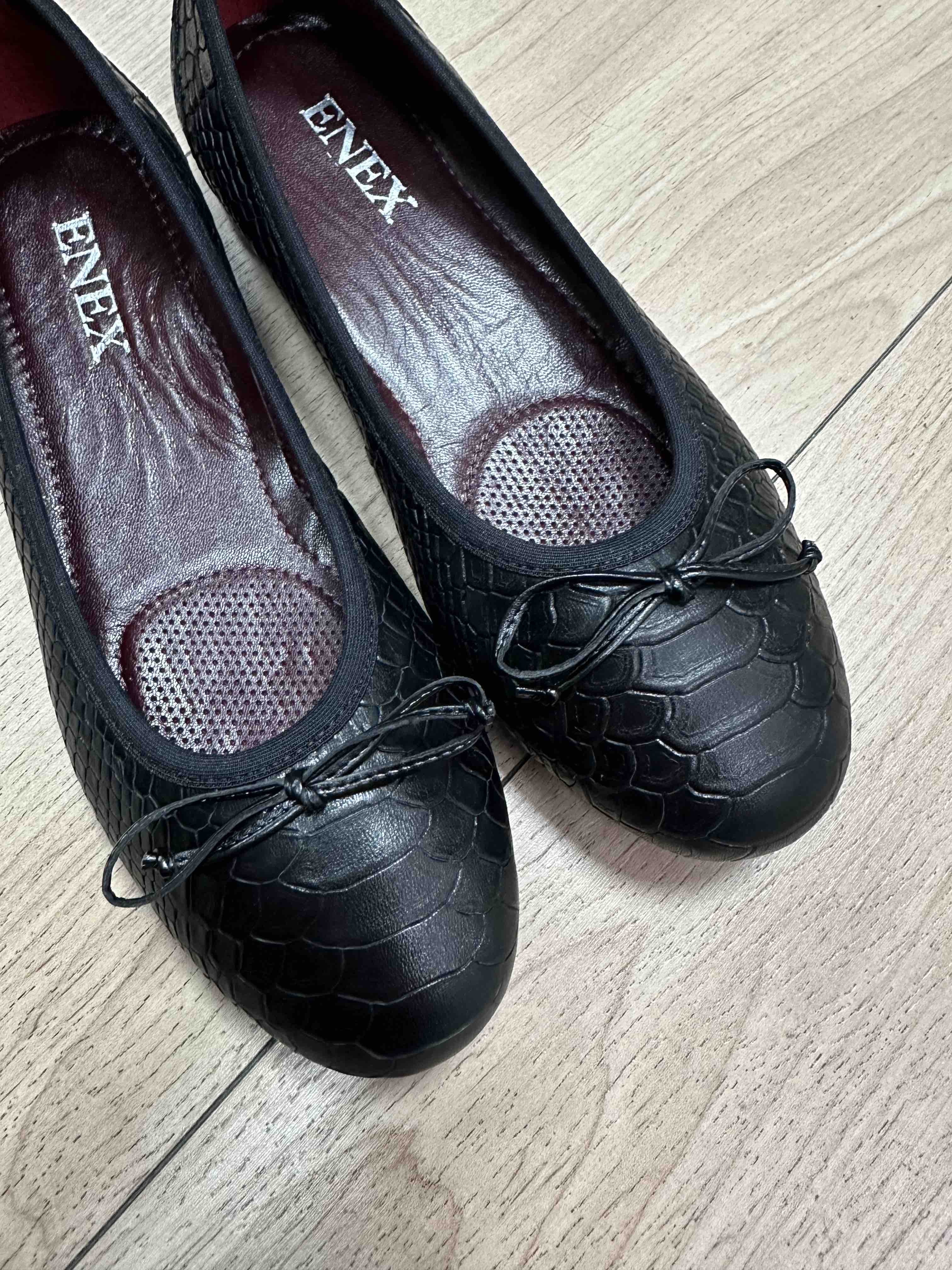 ELEGANTNA ŽENSKA BALETANKA OD MEKANE CRNE KROKO KOŽE