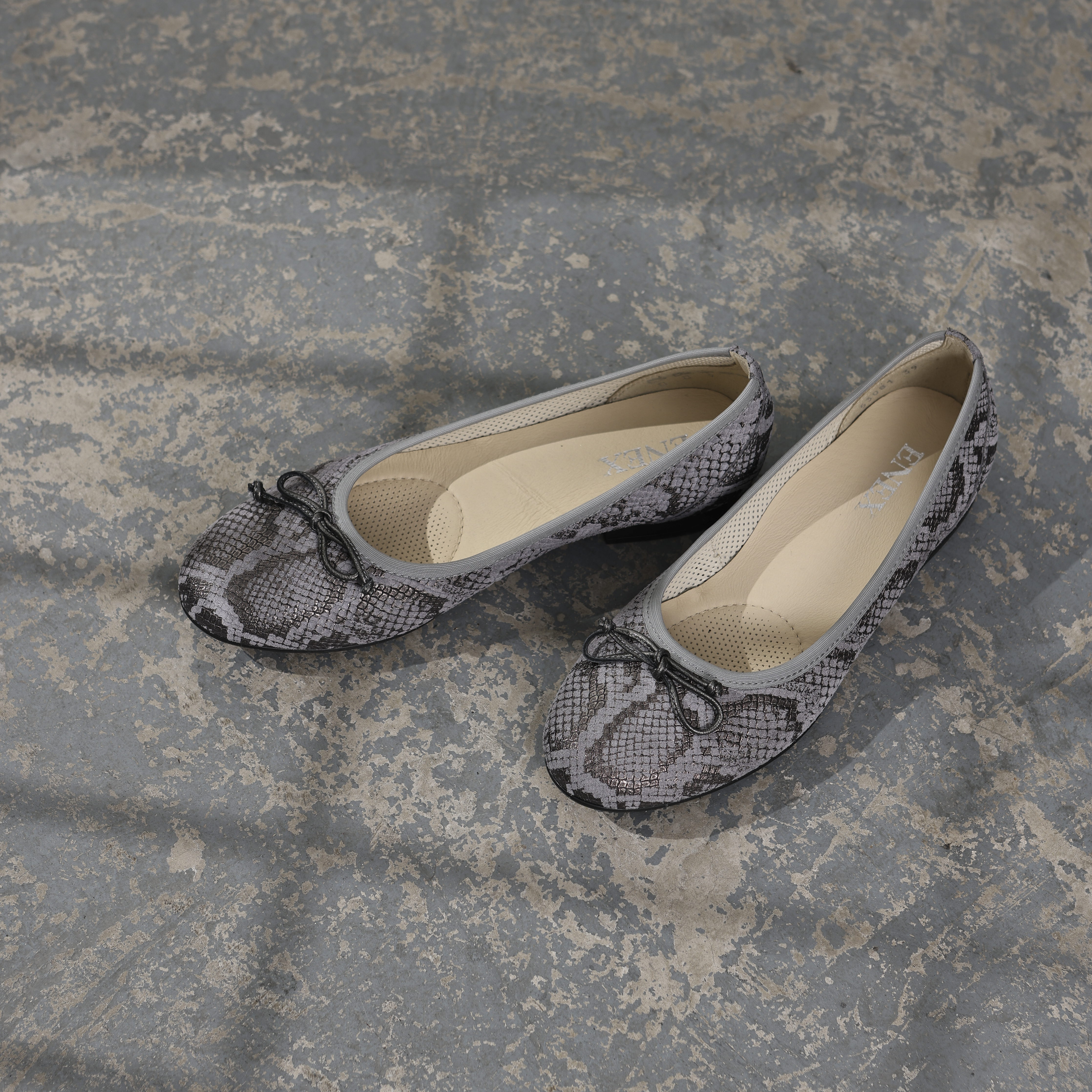 Elegantne baletanke od sive piton print kože