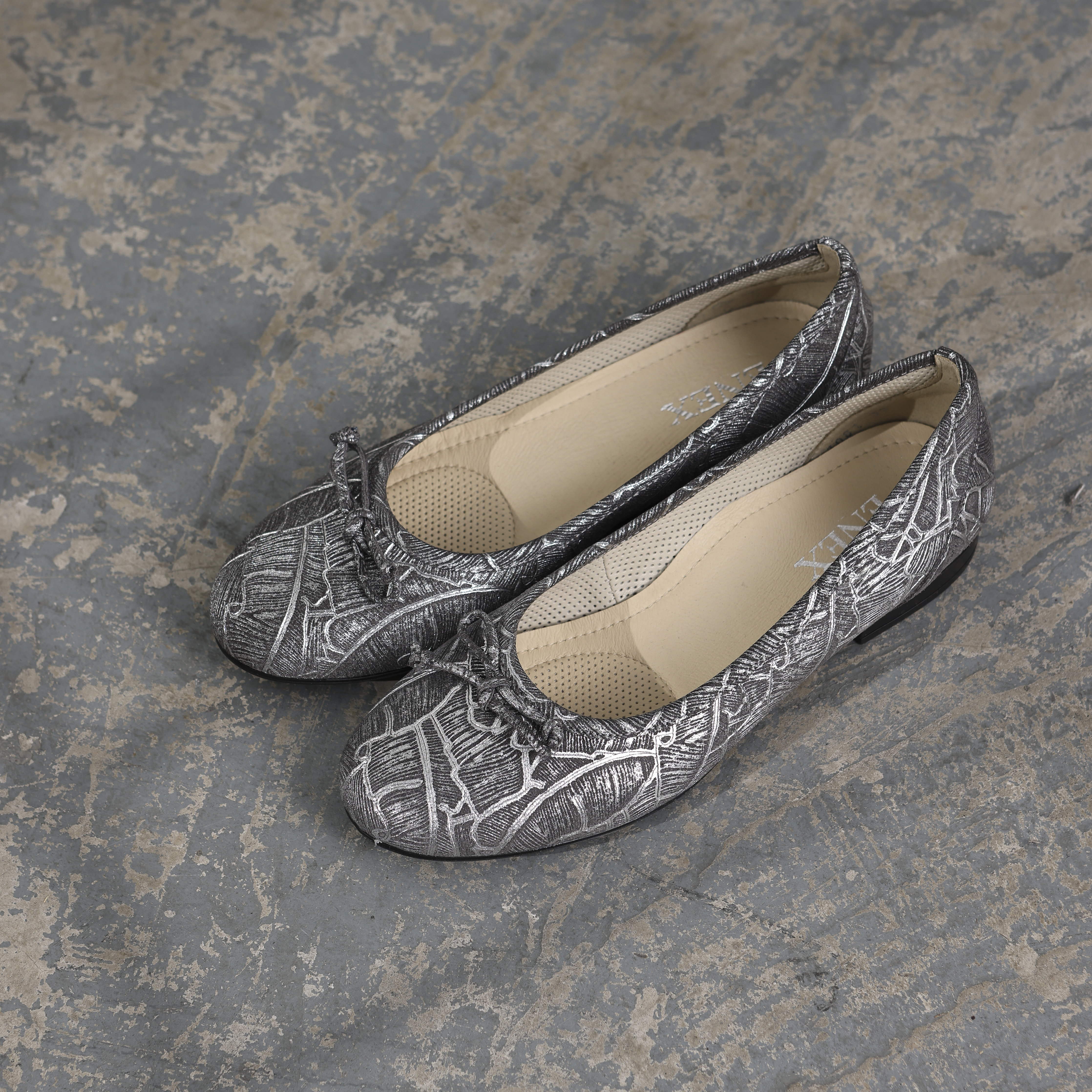 Kožne baletanke sa apstraktnim dezenom