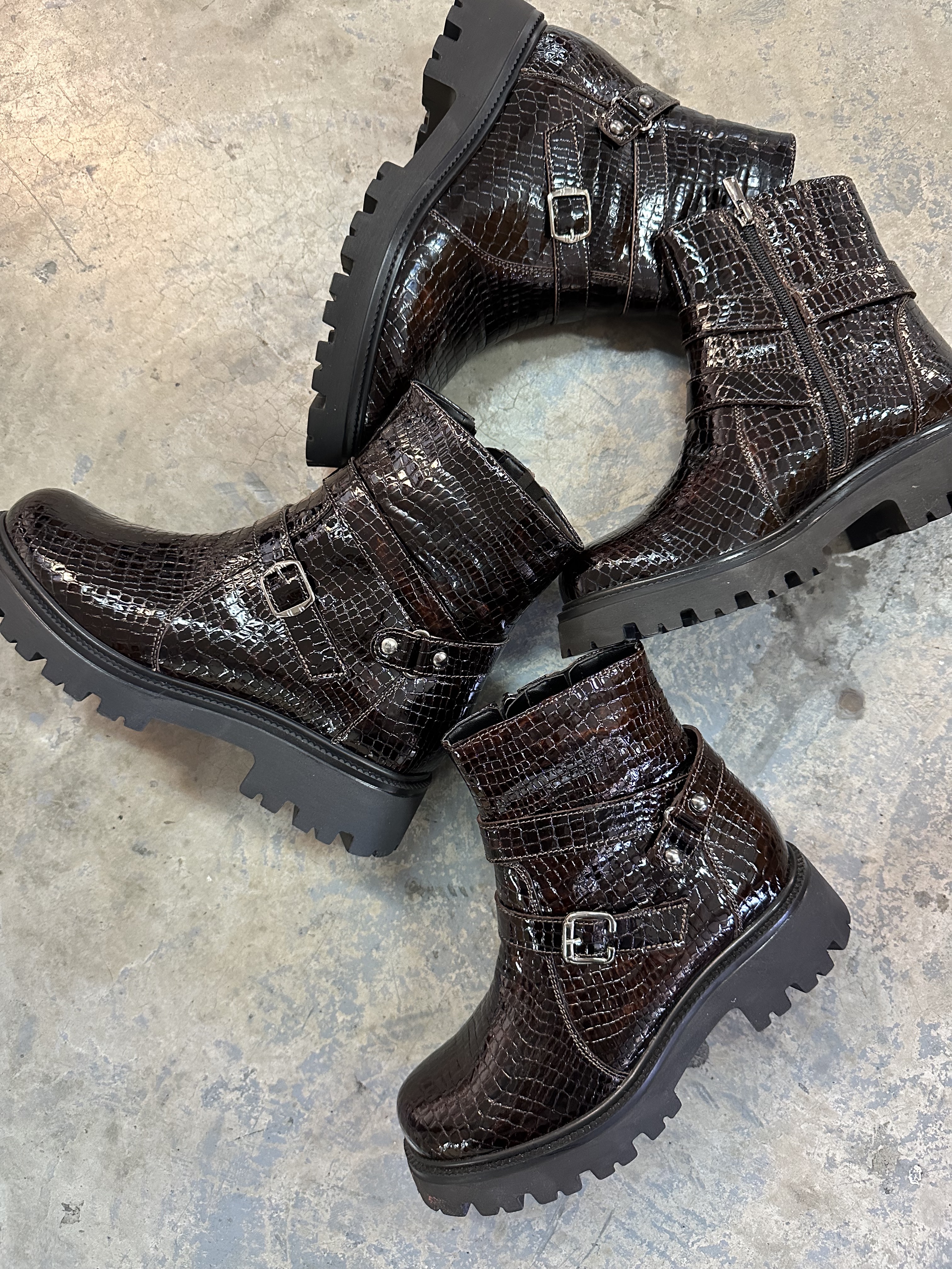 KRATKE ČIZMICE SA UKRASNIM KAIŠEVIMA