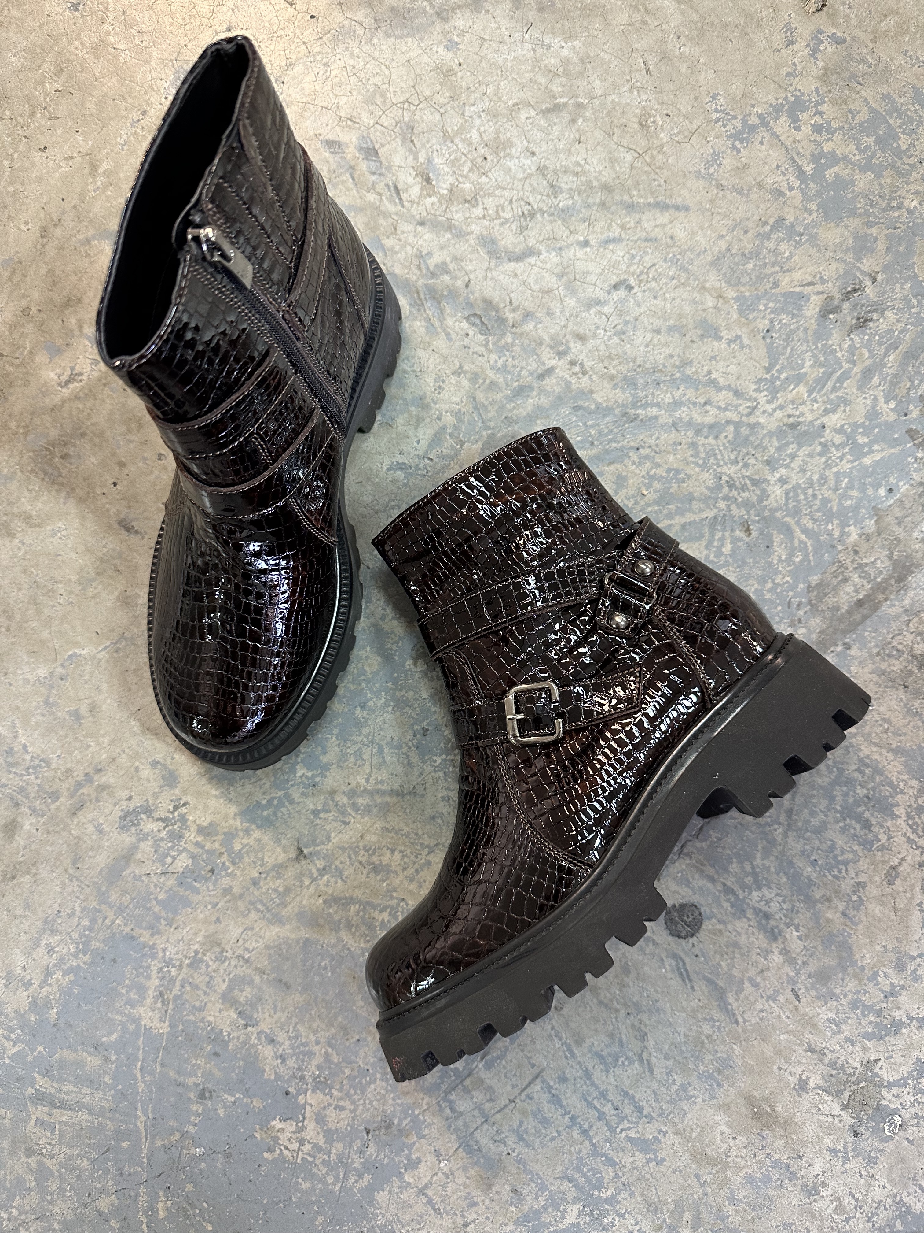 KRATKE ČIZMICE SA UKRASNIM KAIŠEVIMA