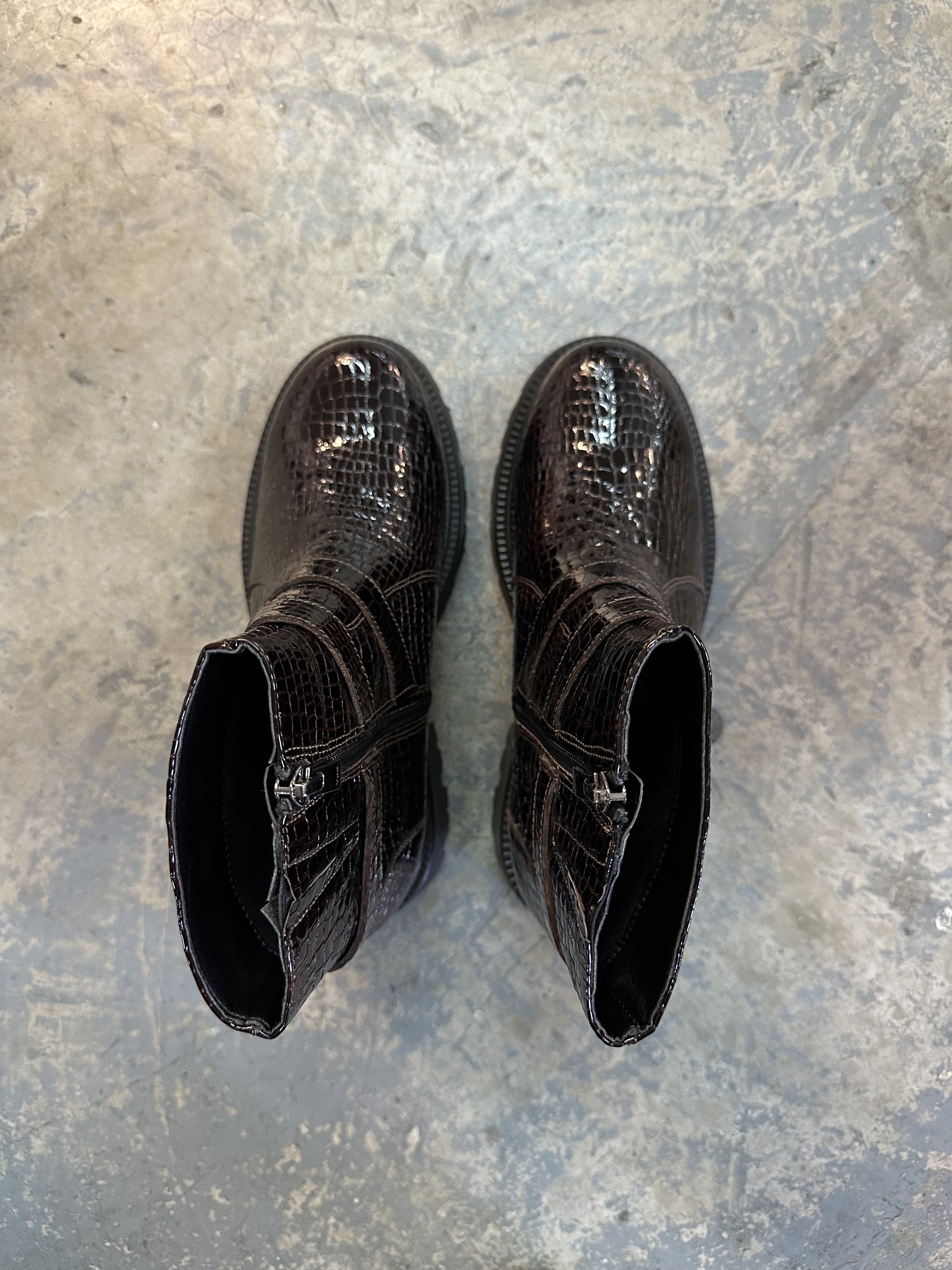 KRATKE ČIZMICE SA UKRASNIM KAIŠEVIMA