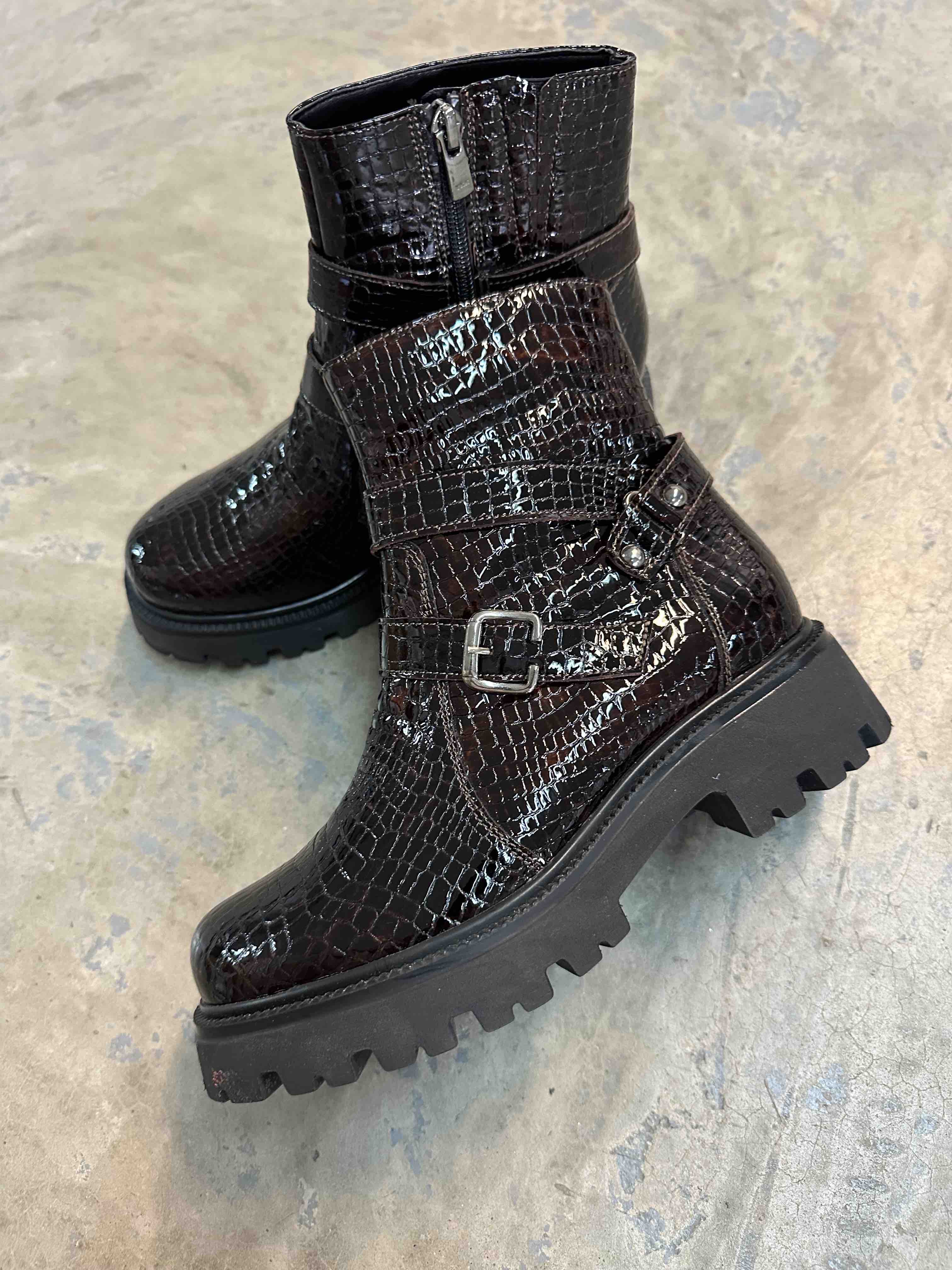 KRATKE ČIZMICE SA UKRASNIM KAIŠEVIMA