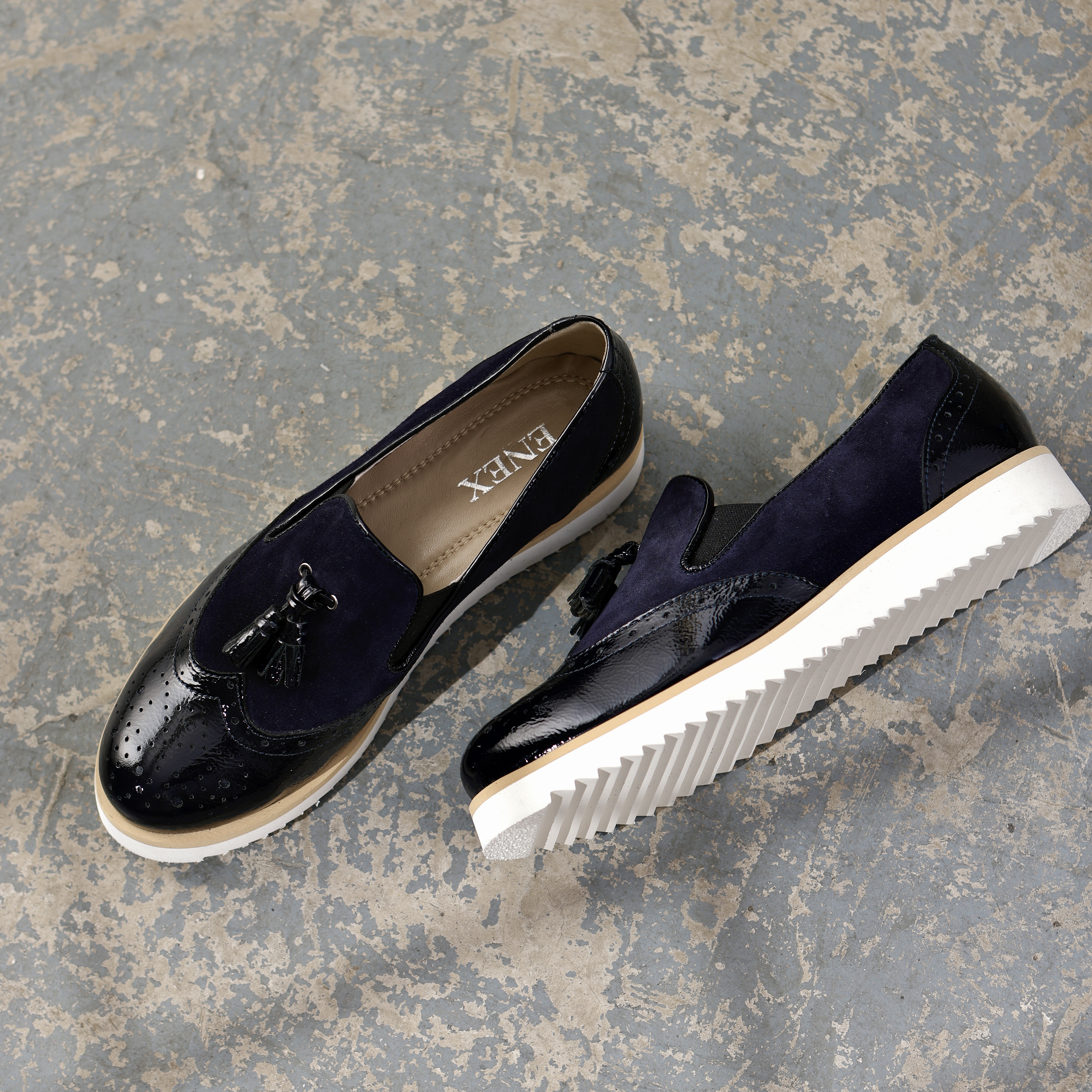 ŽENSKA MOKASINA U KOMBINACIJE TEGET LAKA I TEGET VELURA