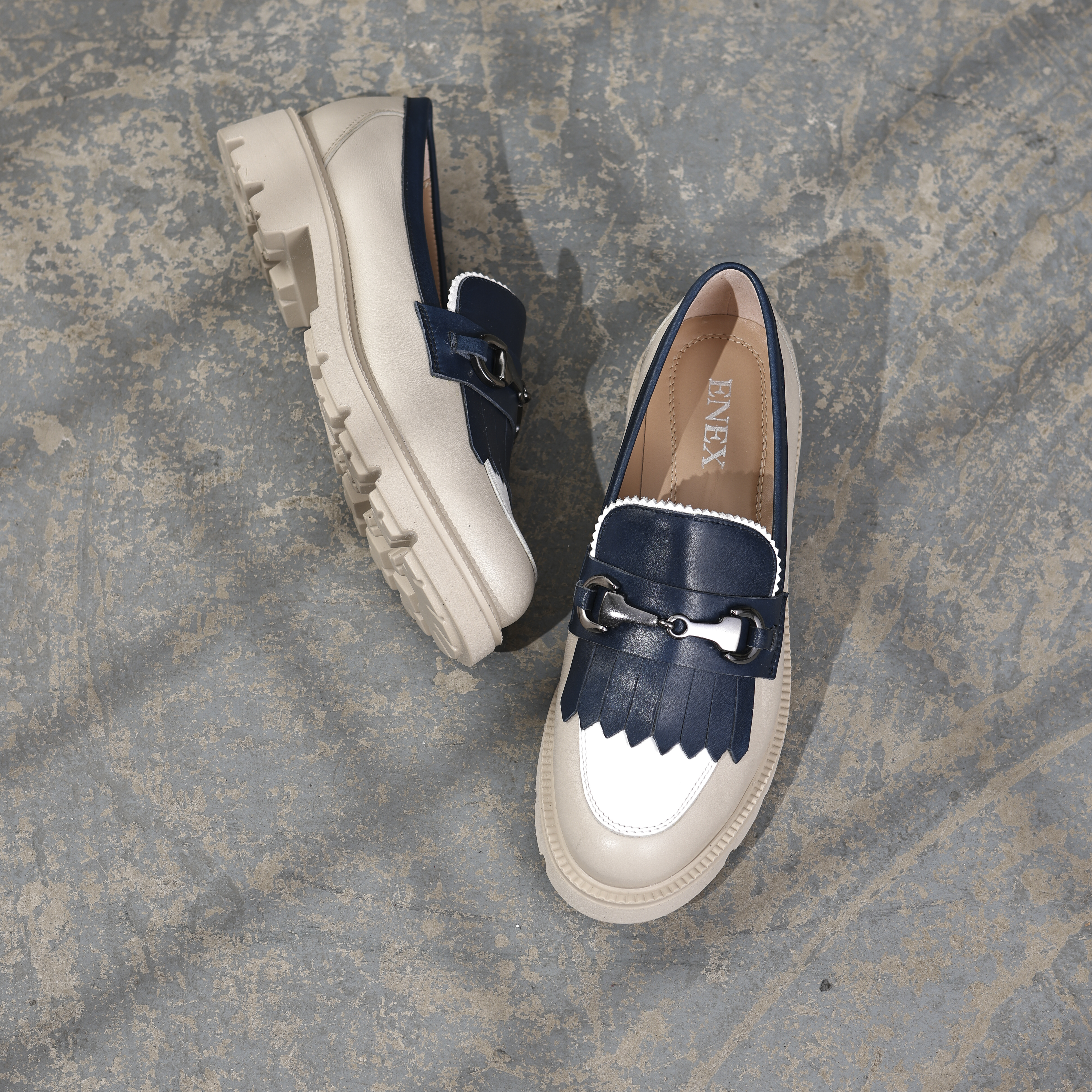 Moderne mokasine u teget bež kombinaciji