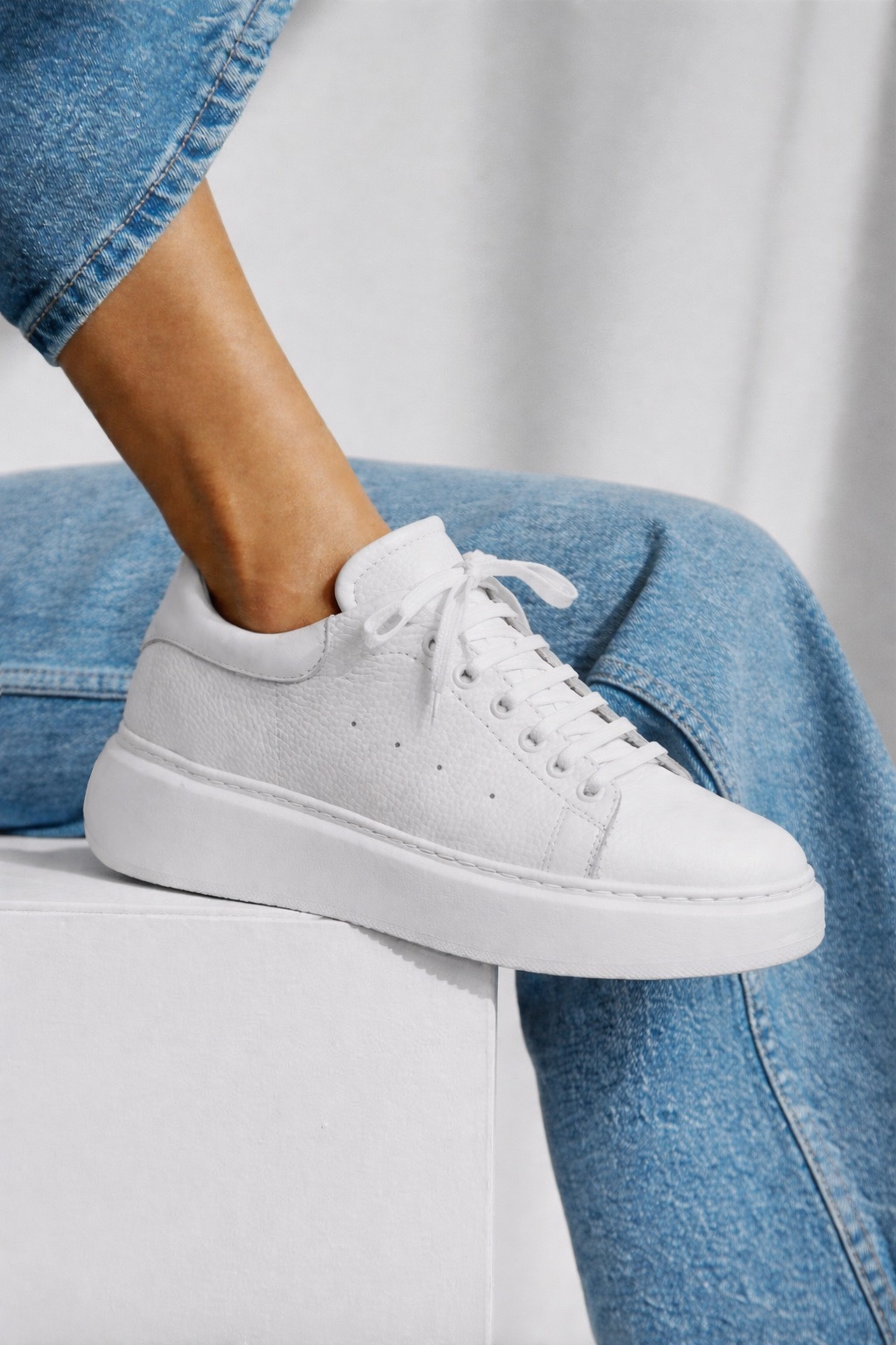 MODERNE BELE KOŽNE PATIKE