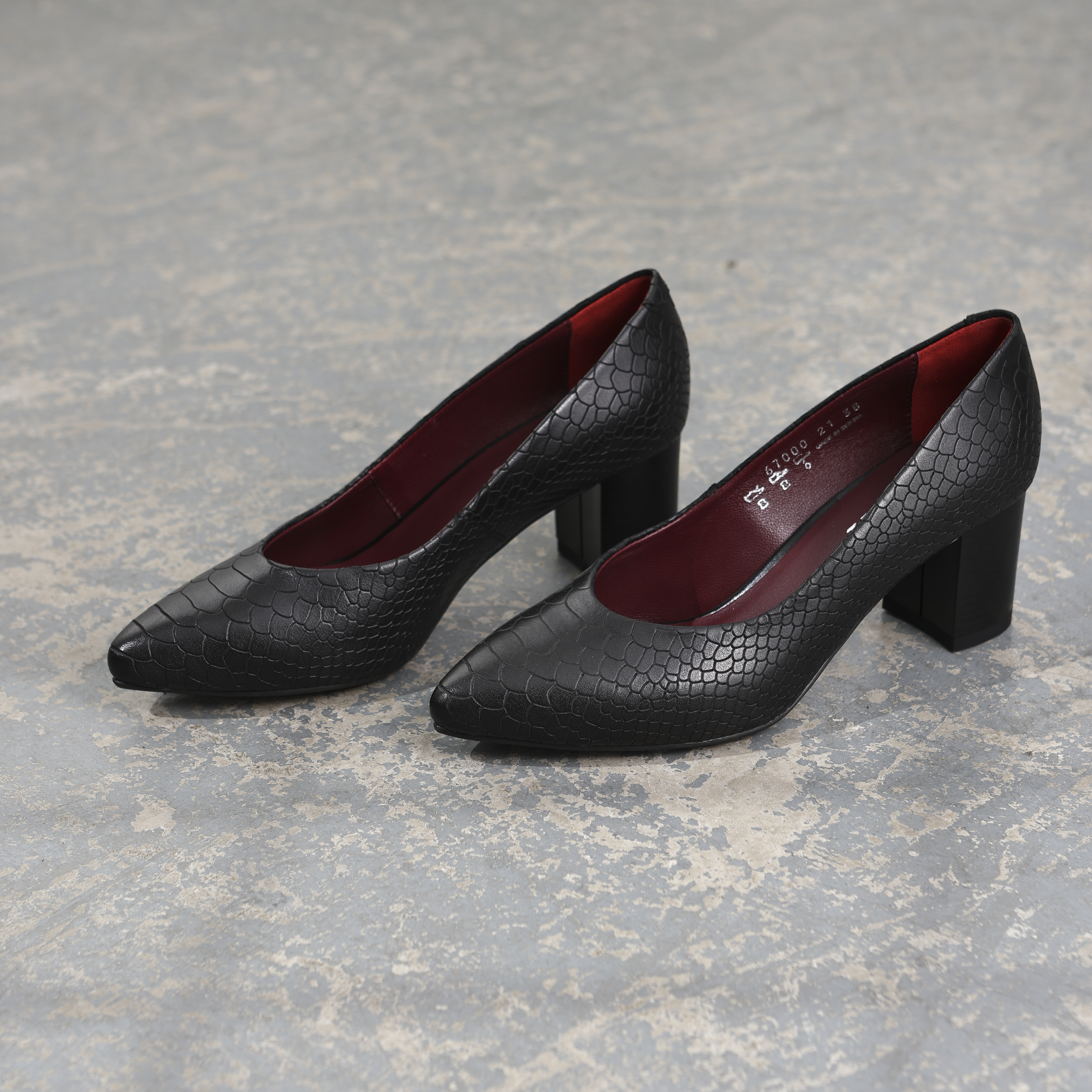 Elegantne ženske cipele sa crnim kroko efektom