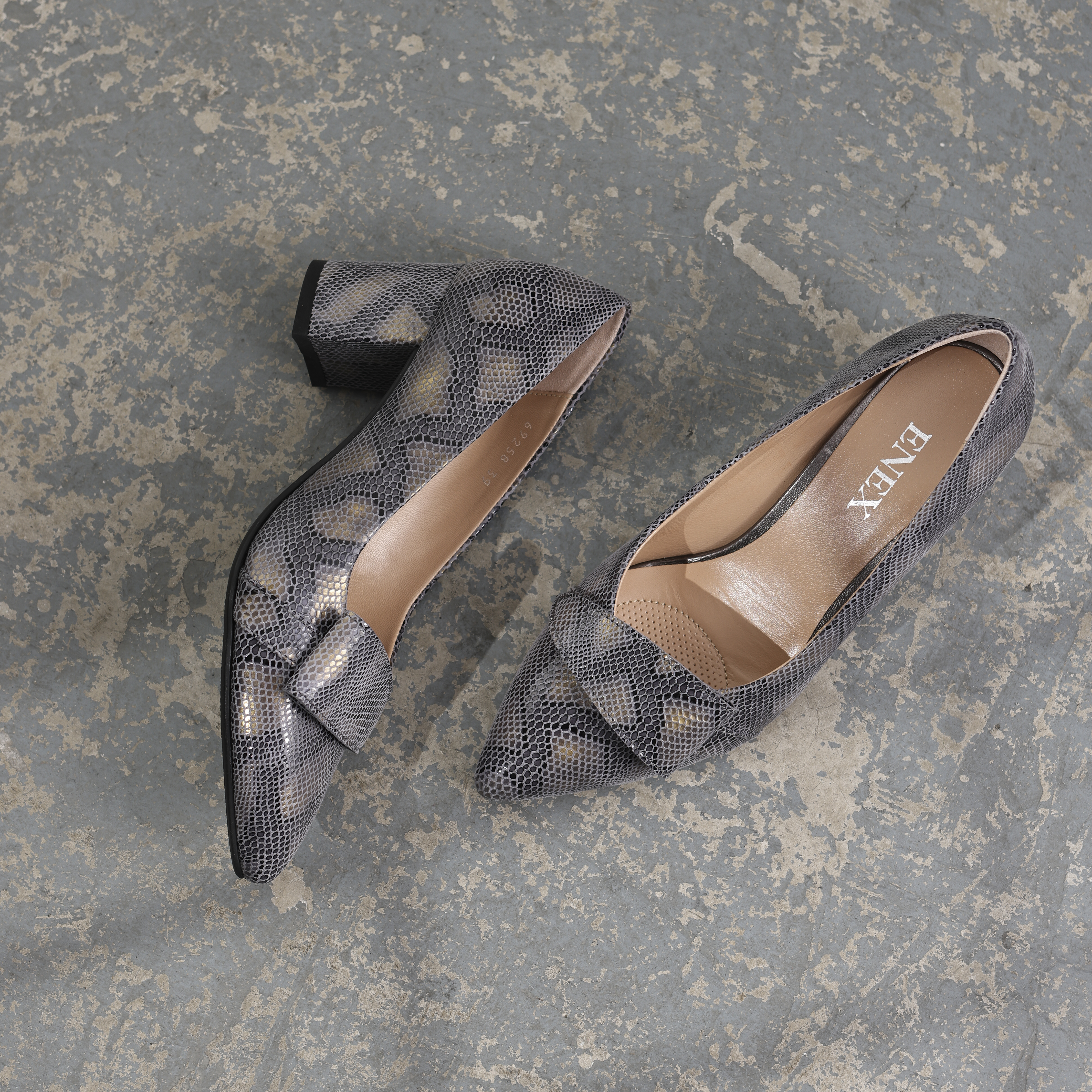 Elegantna ženska salonka sa zmijskim efektom kože