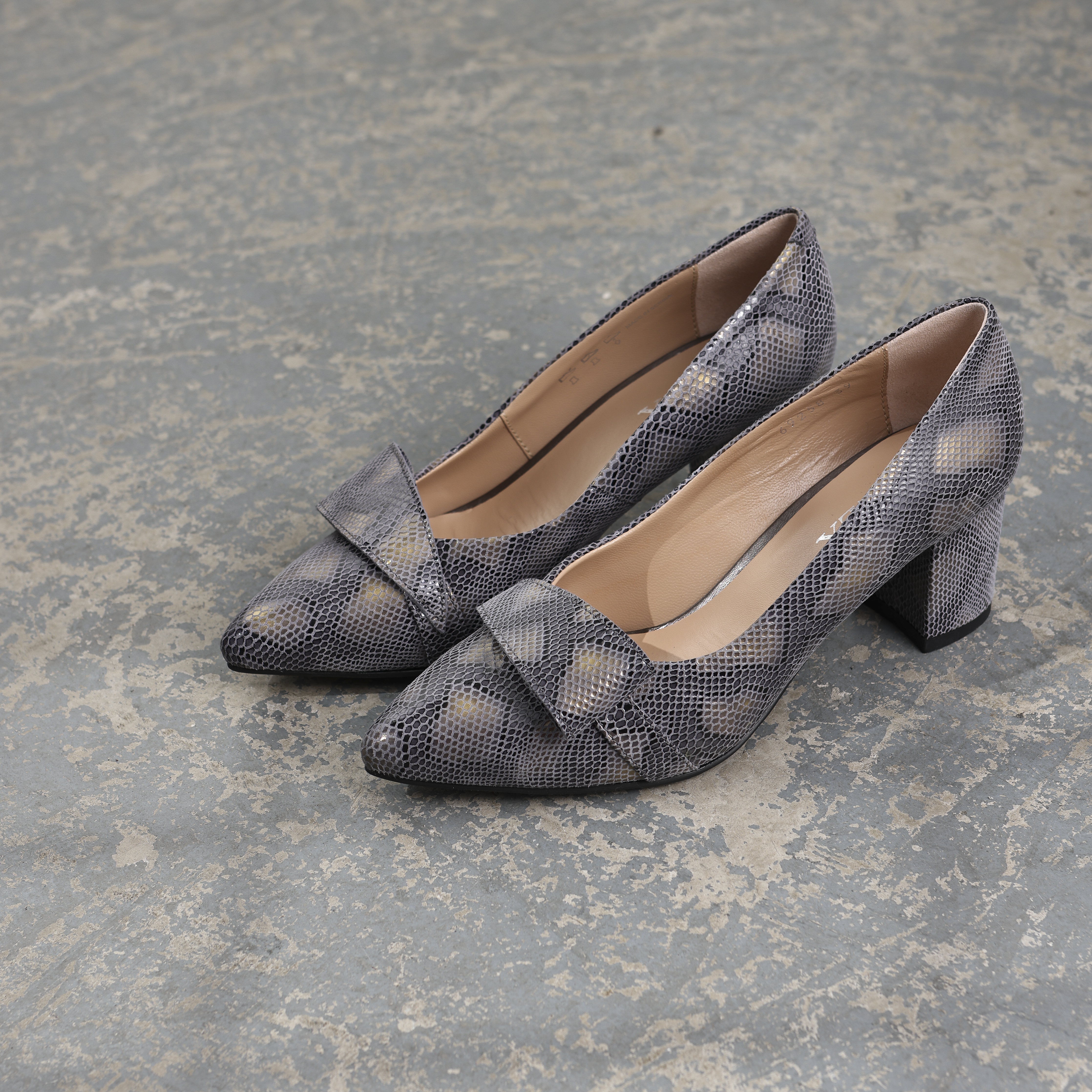 Elegantna ženska salonka sa zmijskim efektom kože