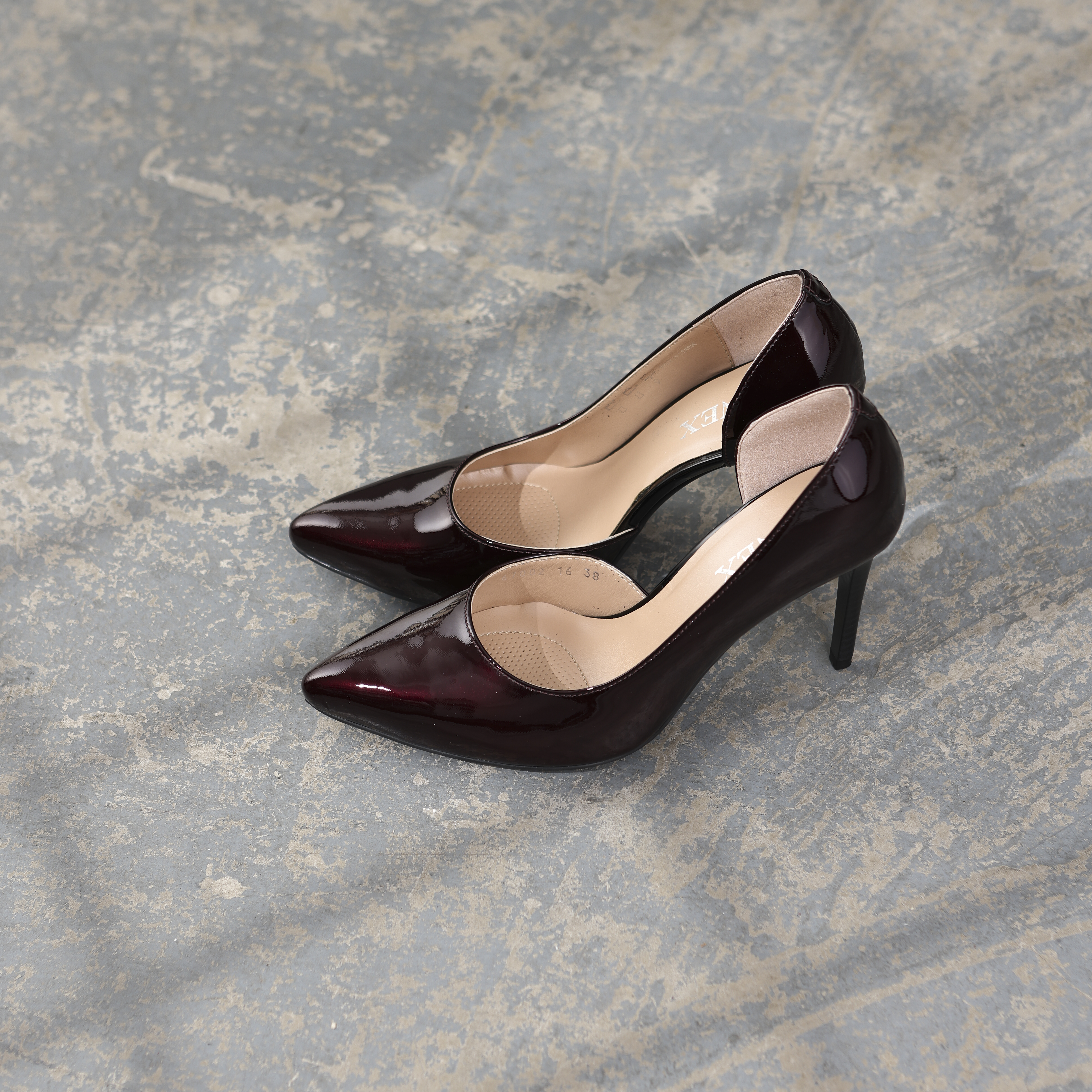 Veoma elegantna ženska cipela u burgundi boji laka