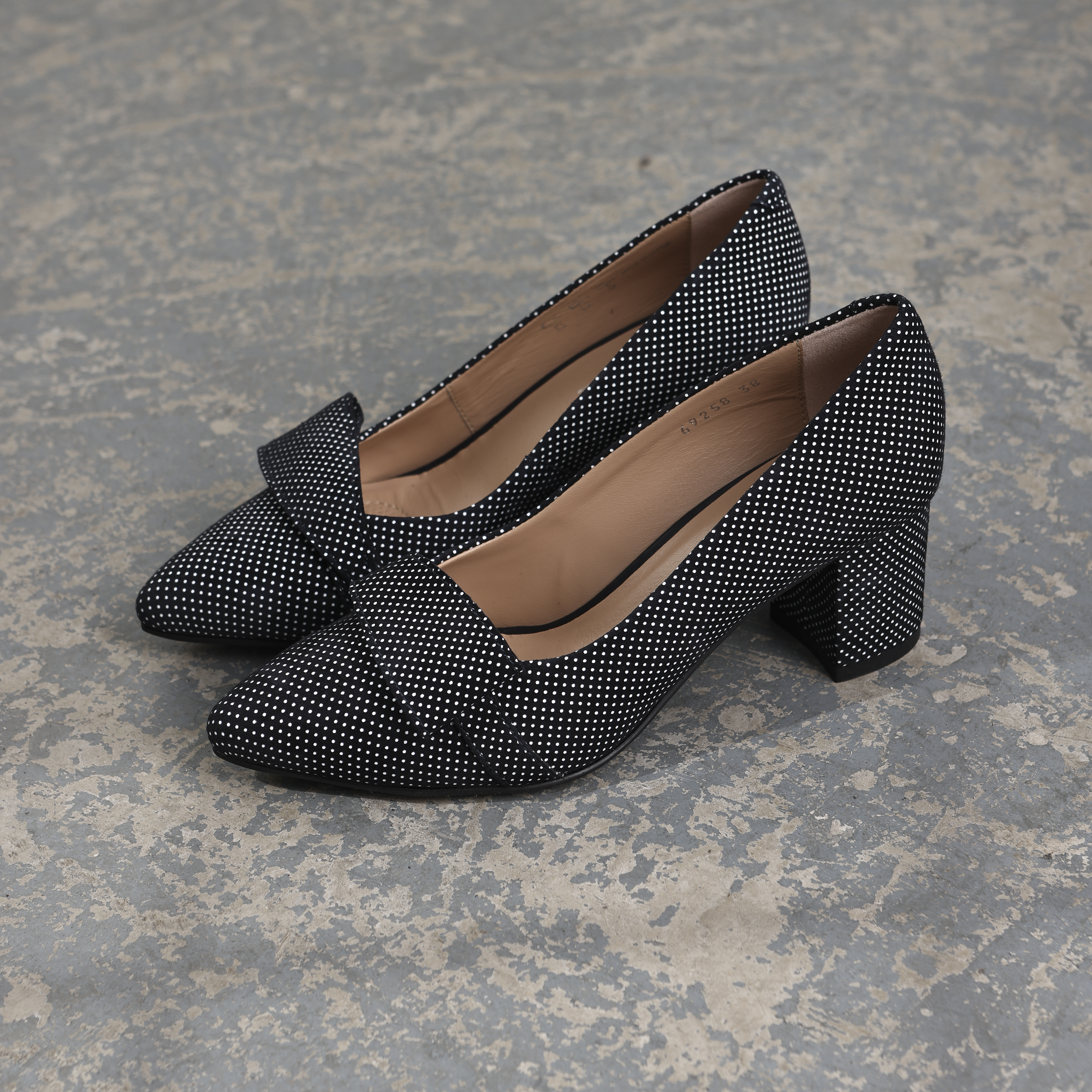 Elegantna ženska salonka sa tufnastim dezenom