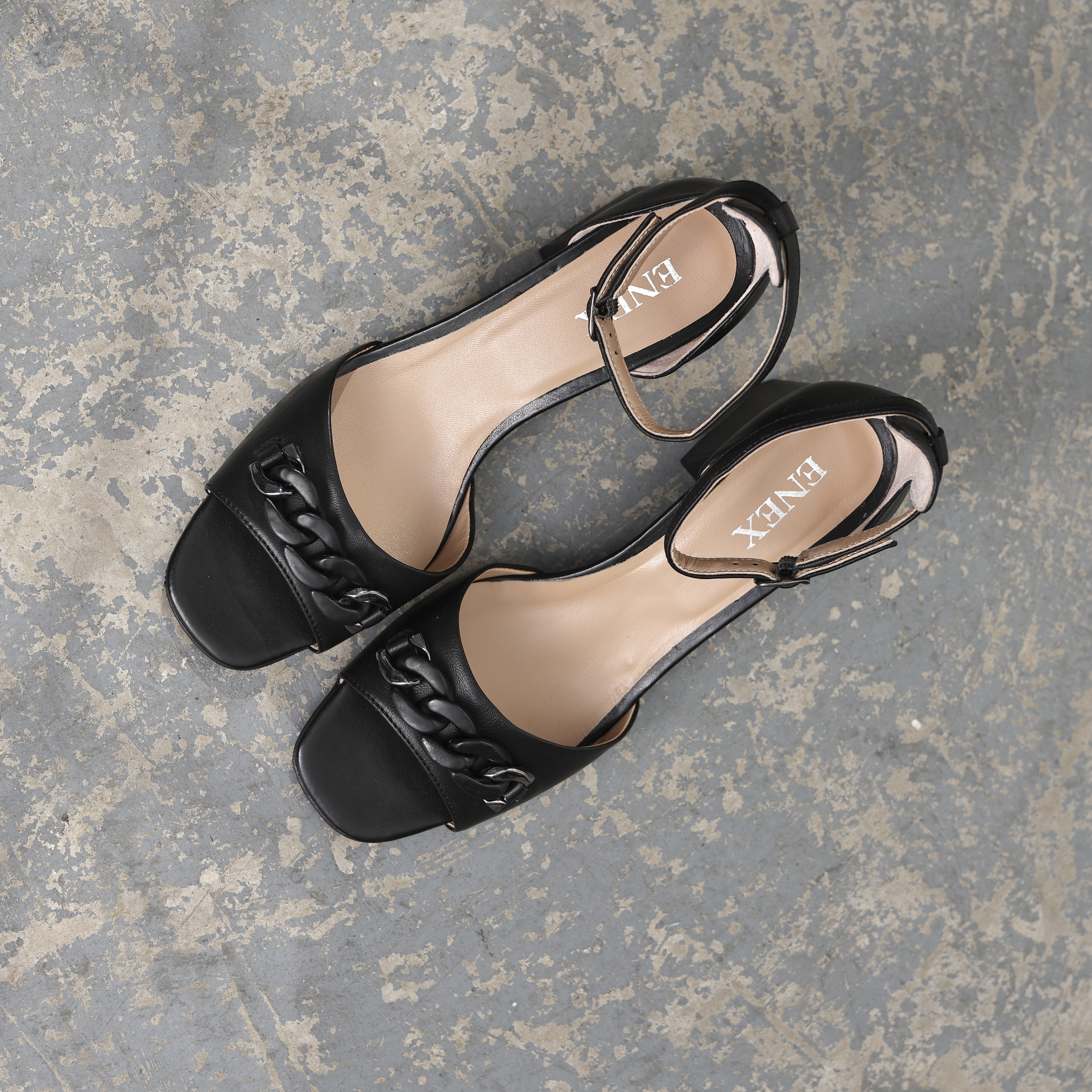 Moderna sandala sa kockasstom blok petom