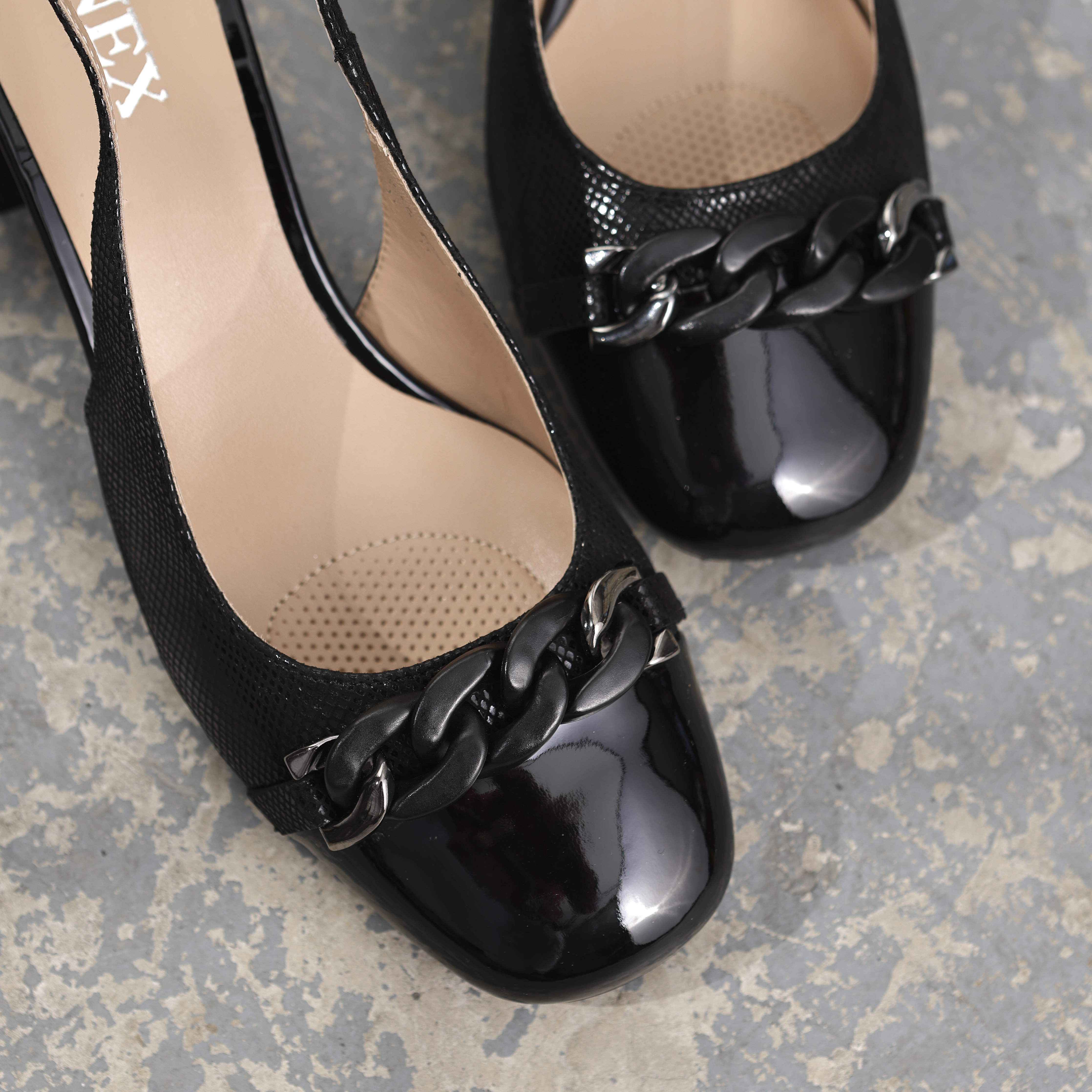 Elegantne cipele sa blok petom i dekorativnim lancem