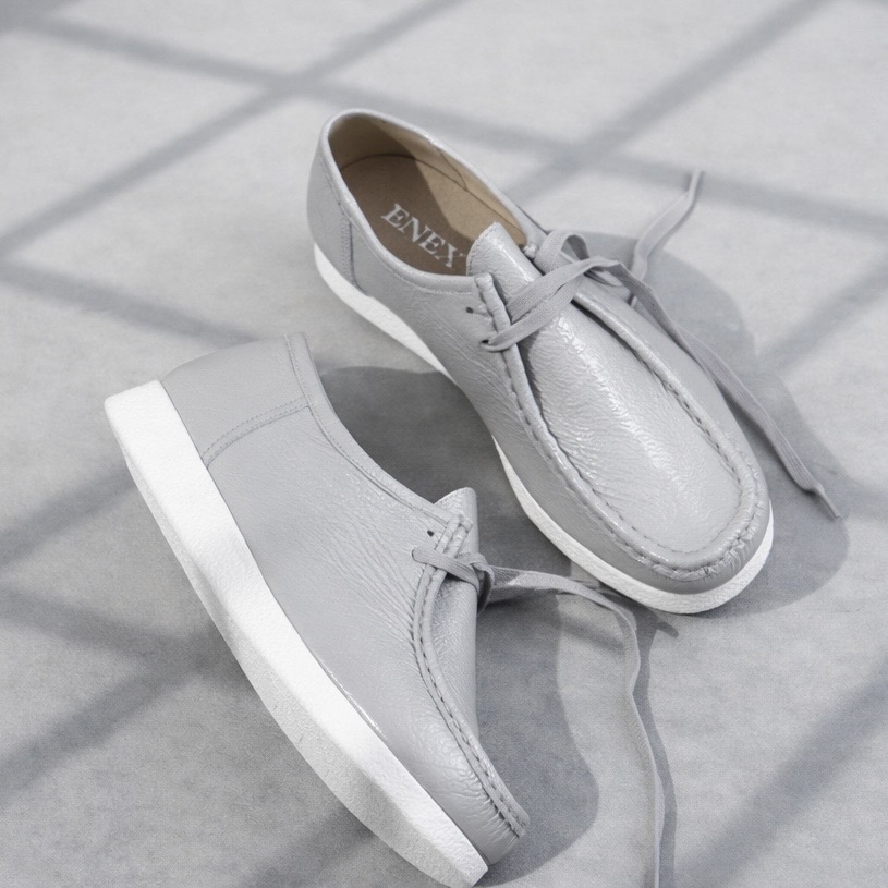 ŽENSKA PLITKA CIPELA SEBAGO U SREBRNOM LAKU I BELOM ĐONU