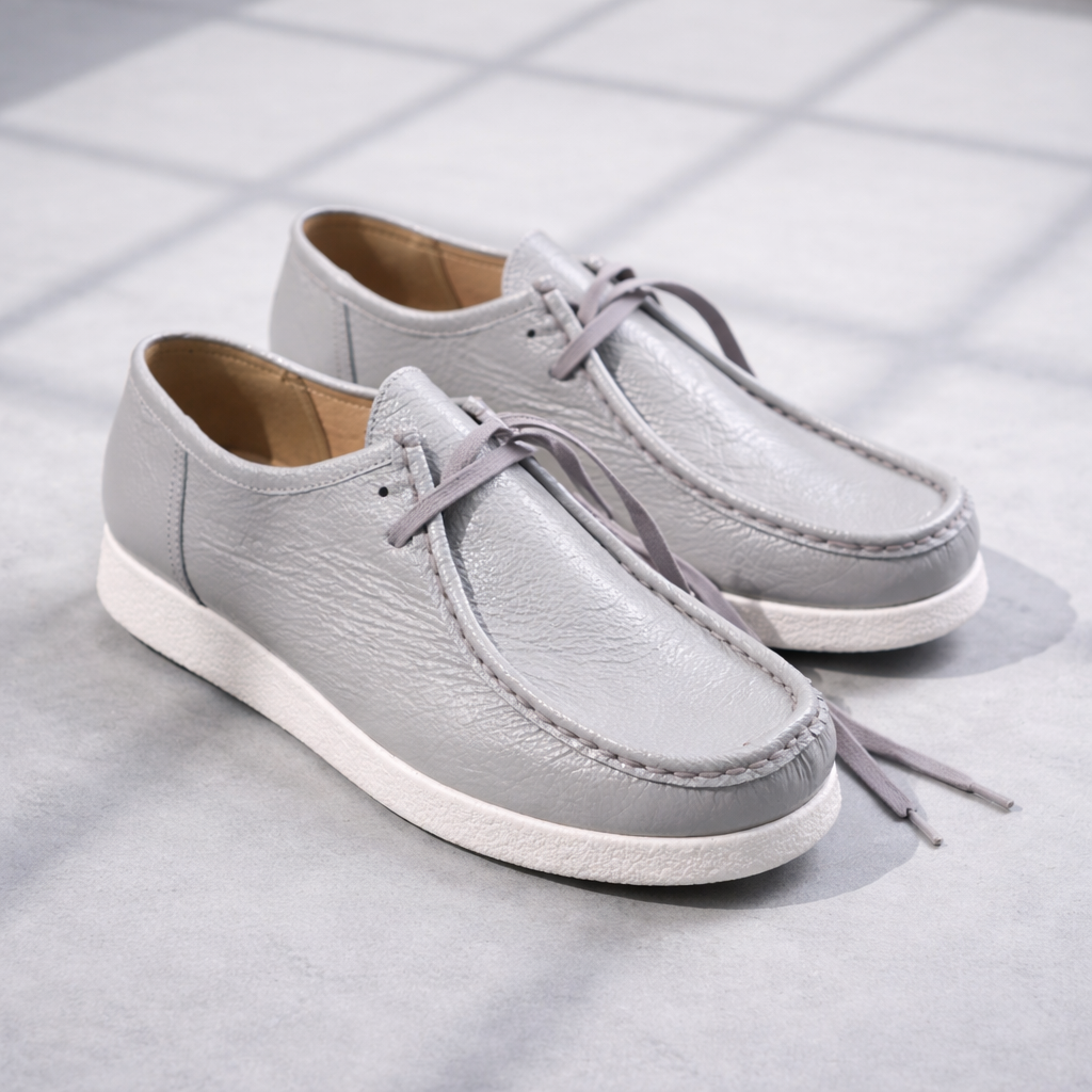 ŽENSKA PLITKA CIPELA SEBAGO U SREBRNOM LAKU I BELOM ĐONU