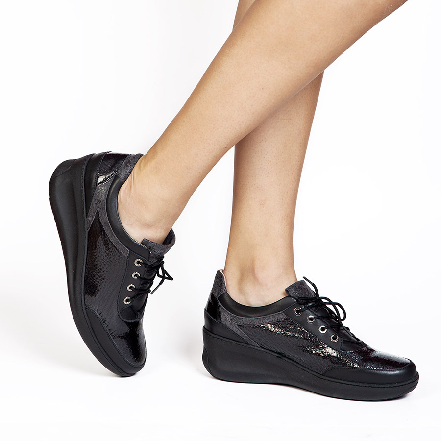 Ravna ženska cipela na pertlanje u crnoj print koži