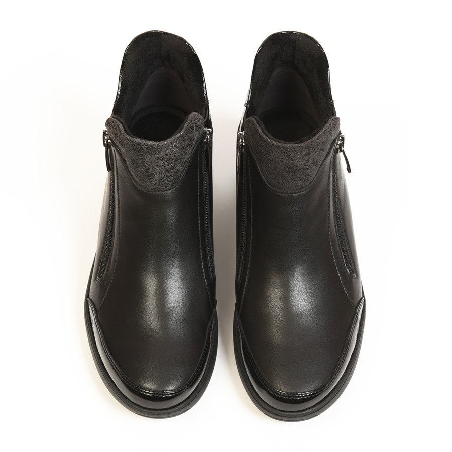 ELEGANTNA ŽENSKA GLEŽNJAČA U CRNOJ KOŽI I LAKU