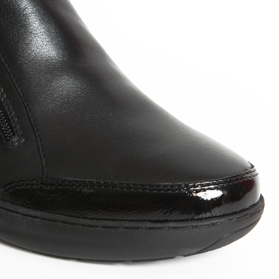 ELEGANTNA ŽENSKA GLEŽNJAČA U CRNOJ KOŽI I LAKU