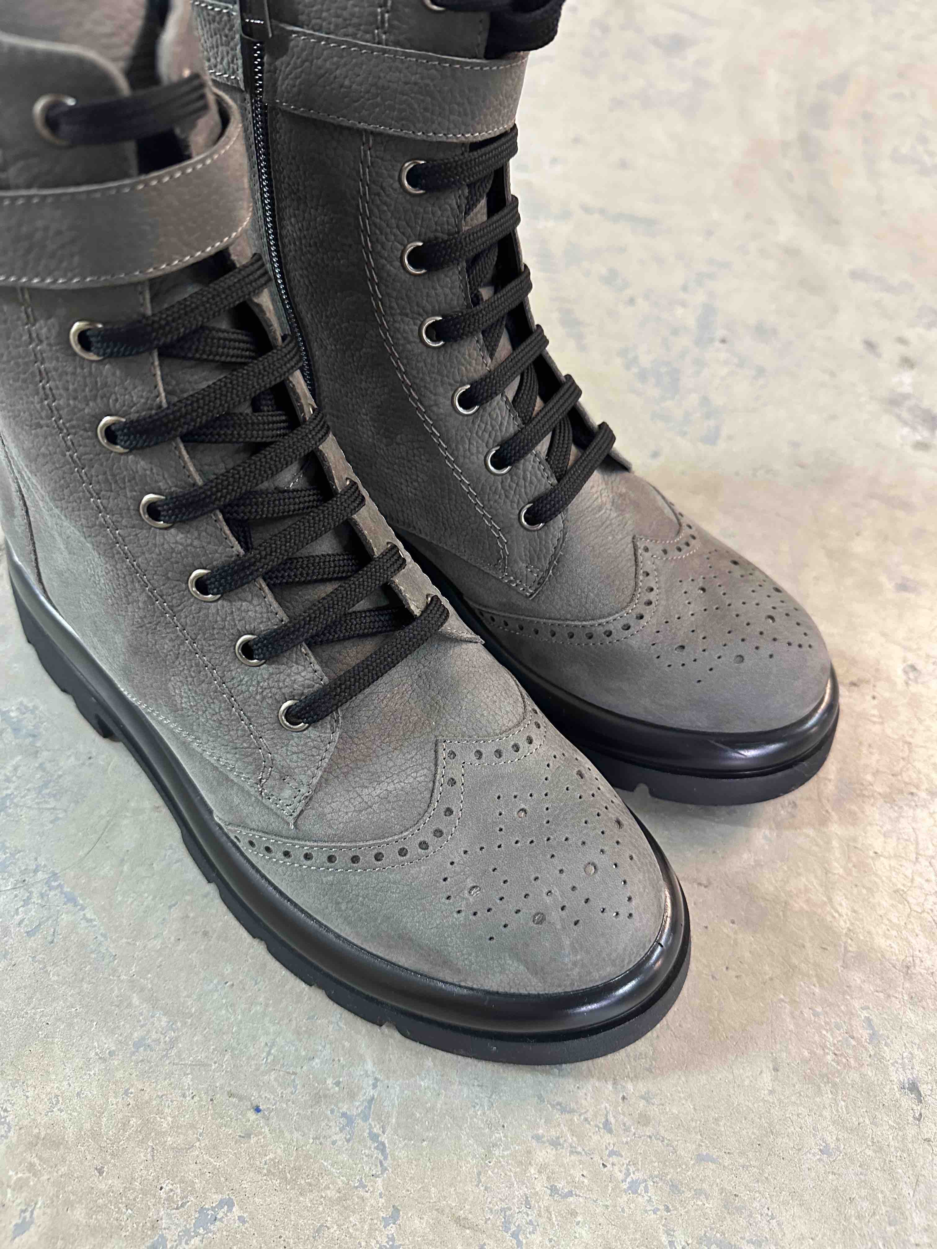 Moderne ženske čizmice na pertlanje sa zumbanim vrhom