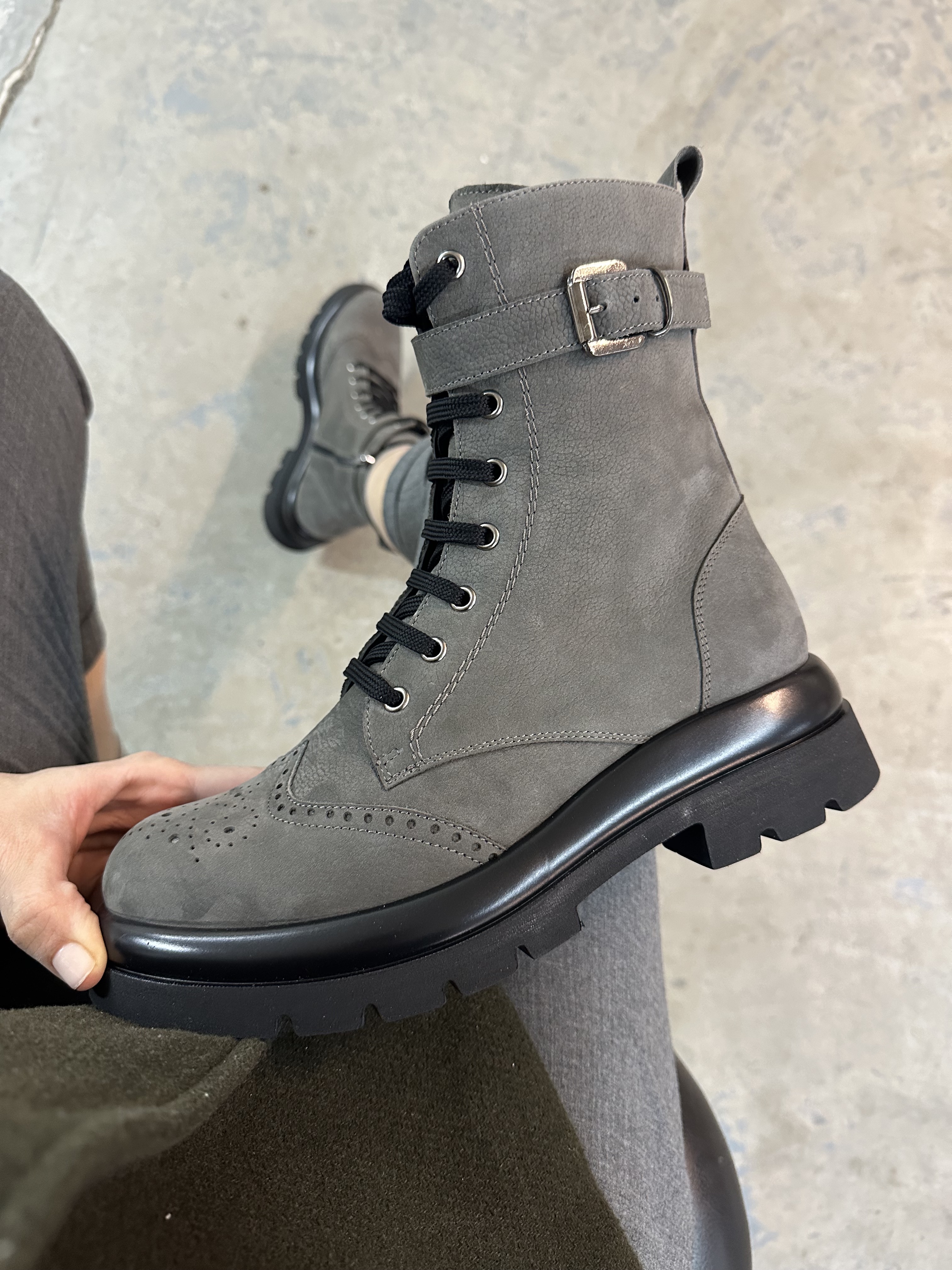 Moderne ženske čizmice na pertlanje sa zumbanim vrhom