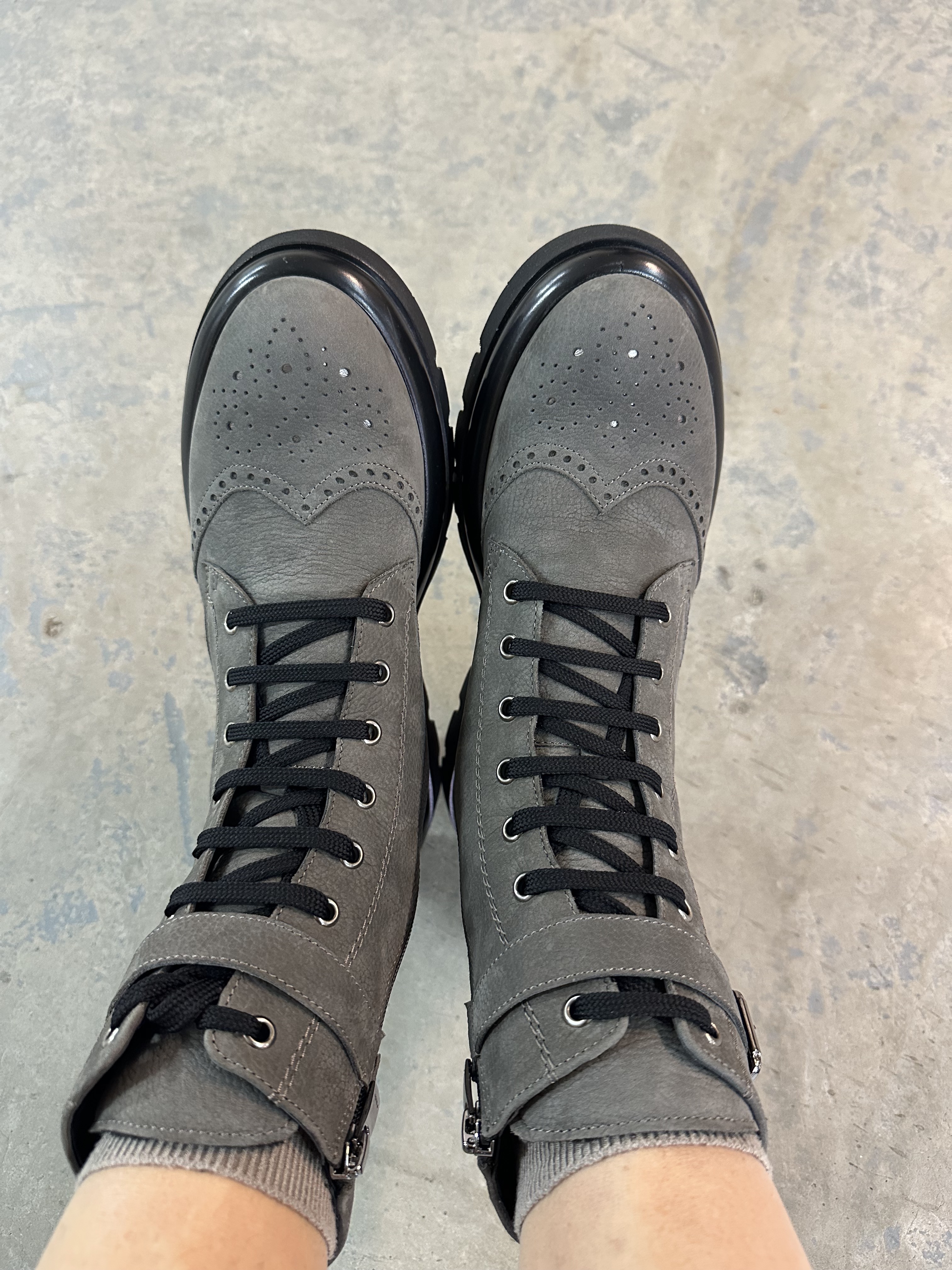 Moderne ženske čizmice na pertlanje sa zumbanim vrhom