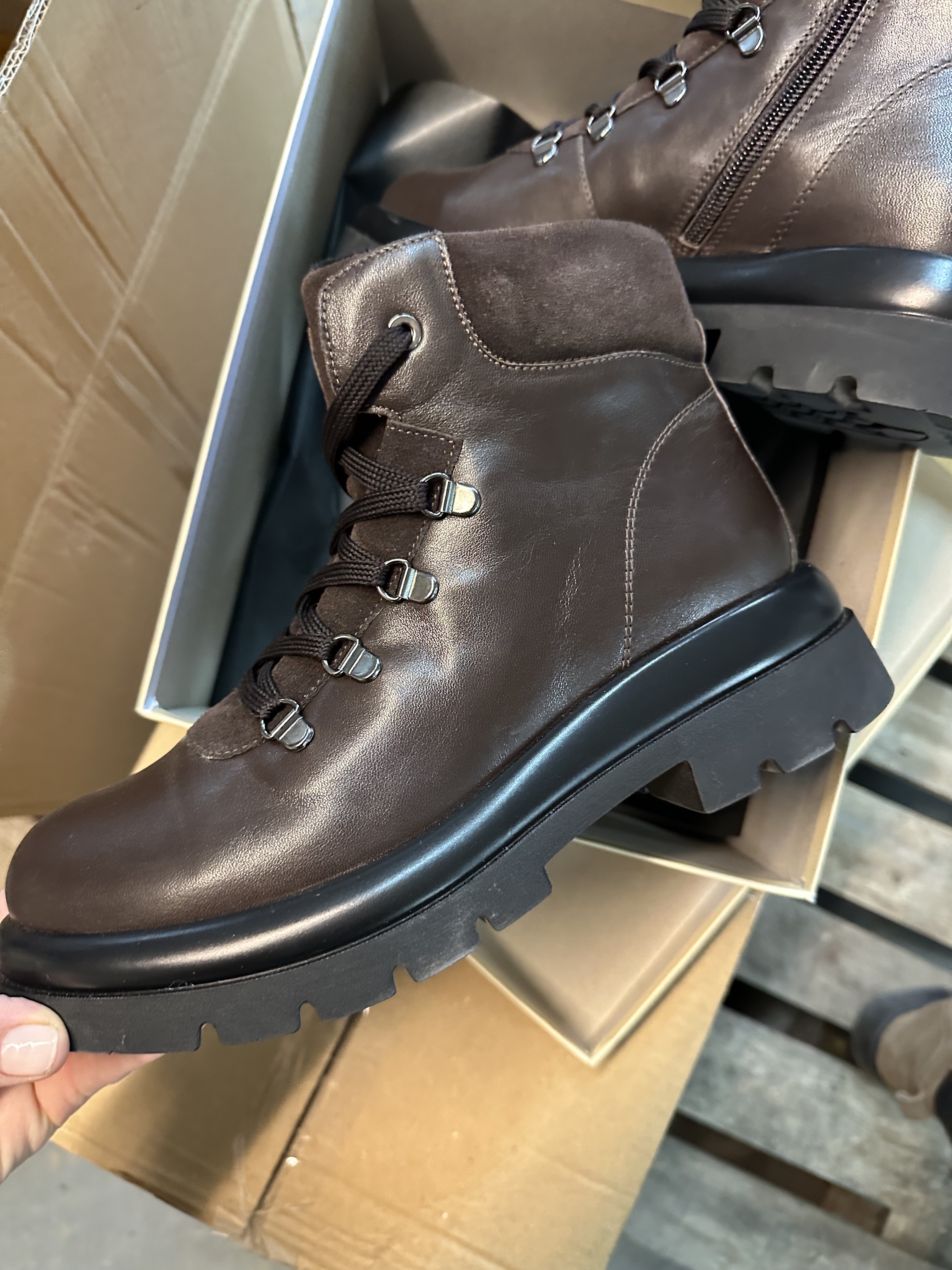 Sportska ženska kratka čizma u braon koži