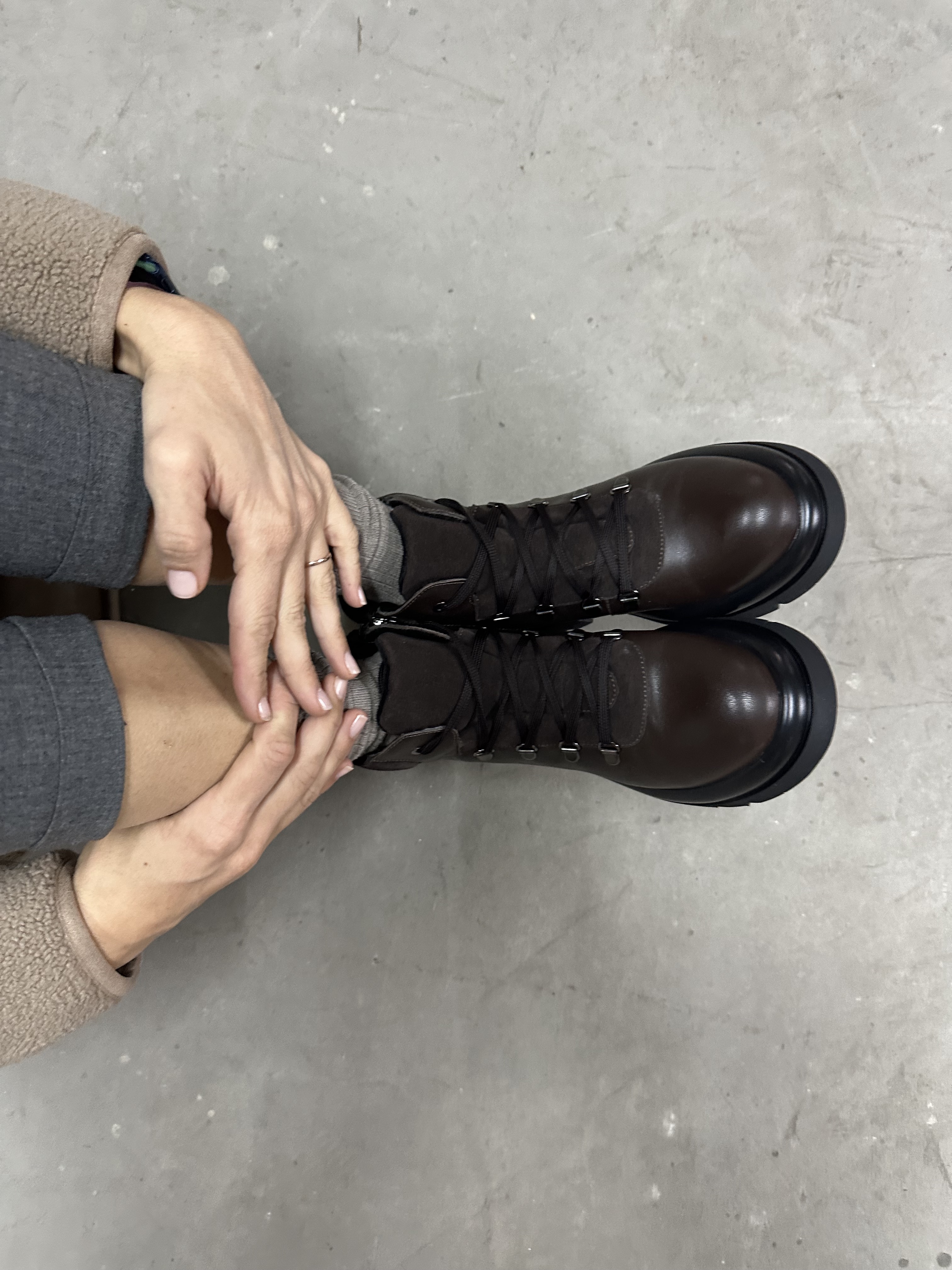 Sportska ženska kratka čizma u braon koži