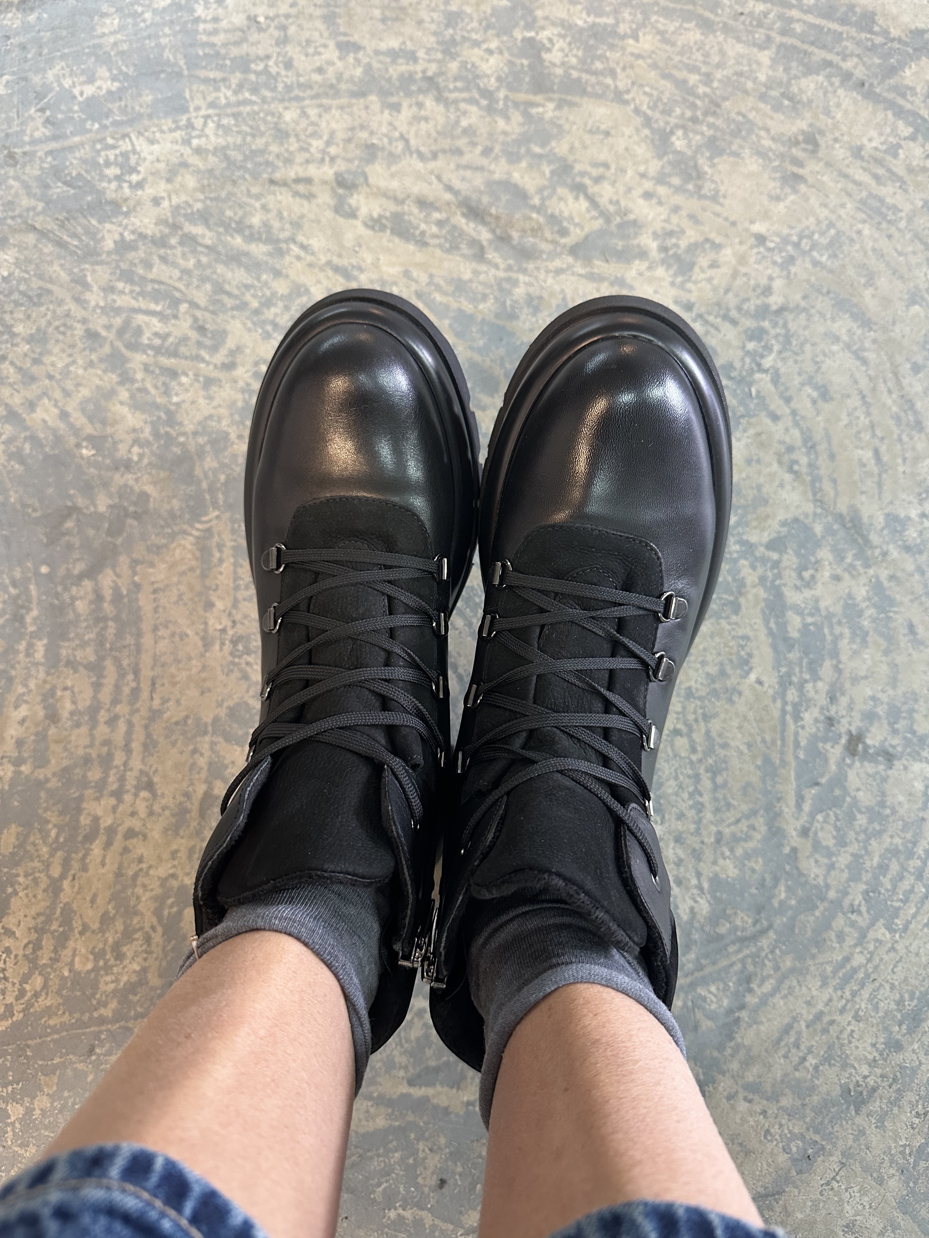 SPORTSKA ŽENSKA KRATKA ČIZMA U CRNOJ KOŽI